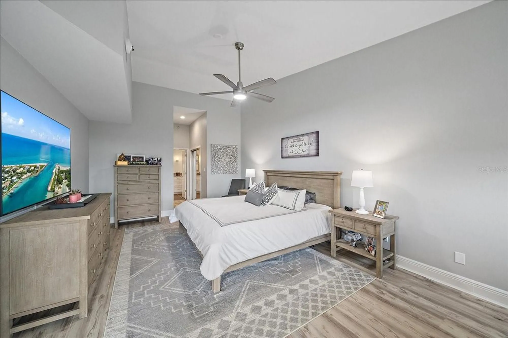 Property Slideshow image 20 of 52 | 5400 eagles point cir apt 405, Sarasota, FL, 34231