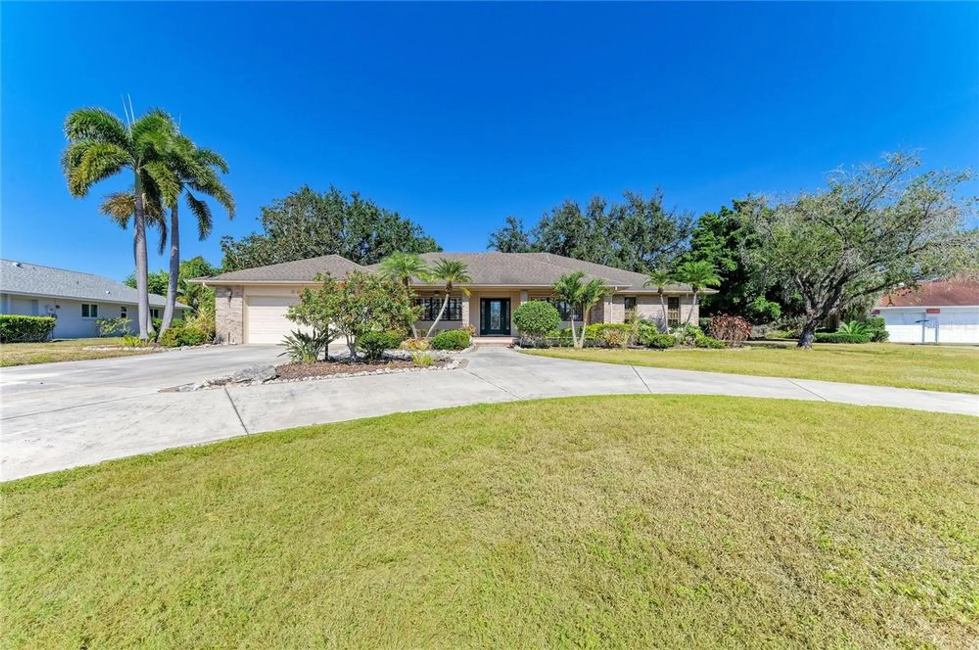 Property Slideshow image 8 of 83 | 5668 country lakes dr, Sarasota, FL, 34243