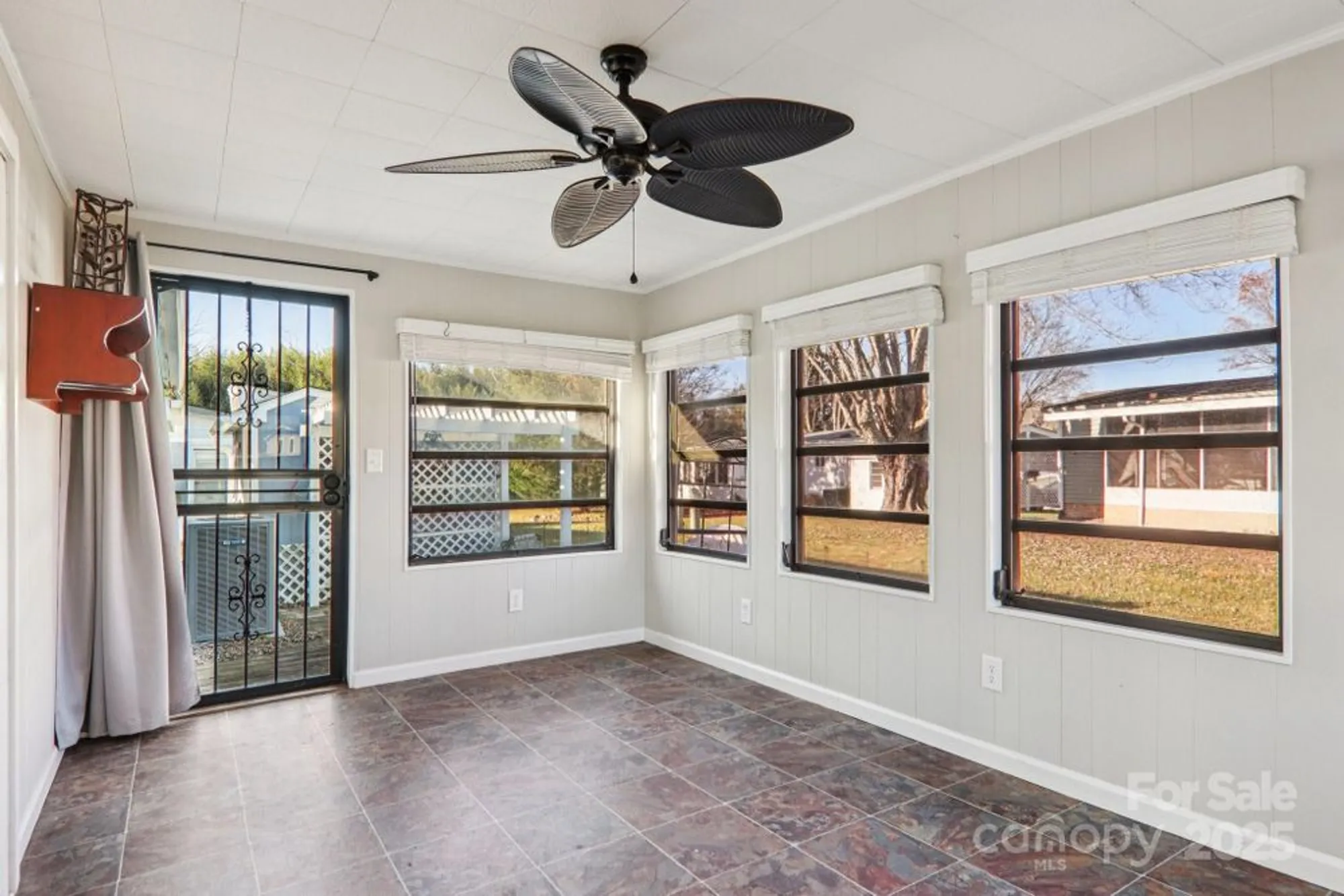 Property Slideshow image 34 of 48 | 302 meadowbrook ct, Hendersonville, NC, 28792