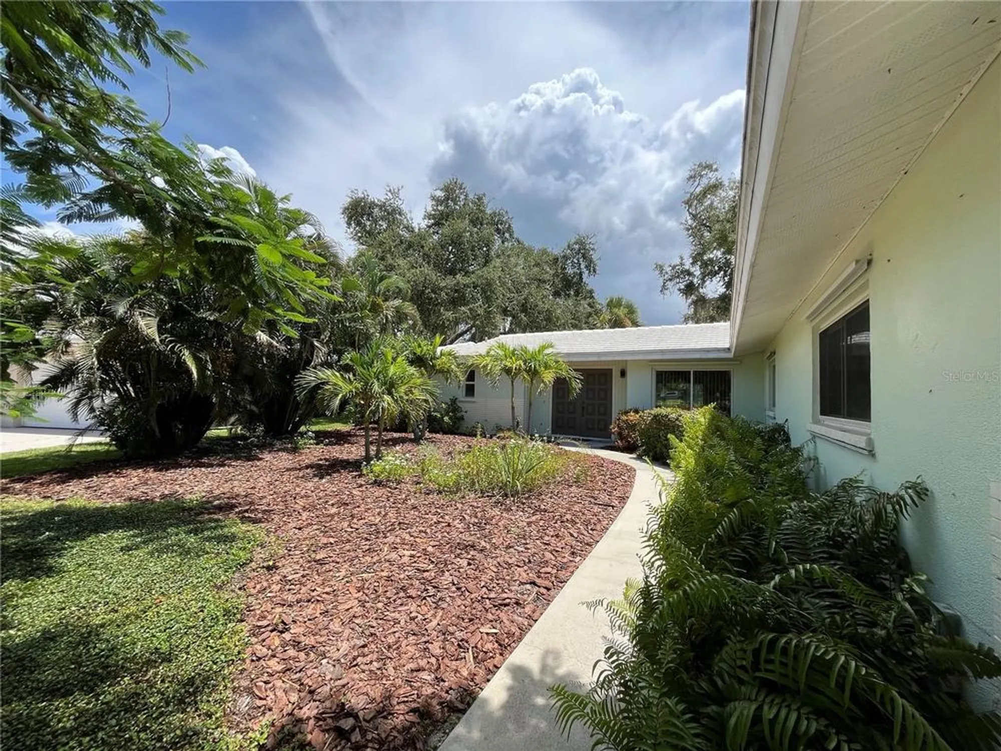 Property Slideshow image 7 of 52 | 3337 spring mill cir, Sarasota, FL, 34239