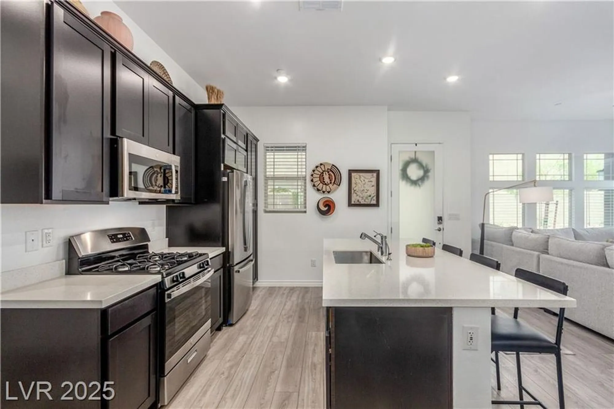 Property Slideshow image 8 of 43 | 905 belleforte ln, Las Vegas, NV, 89138