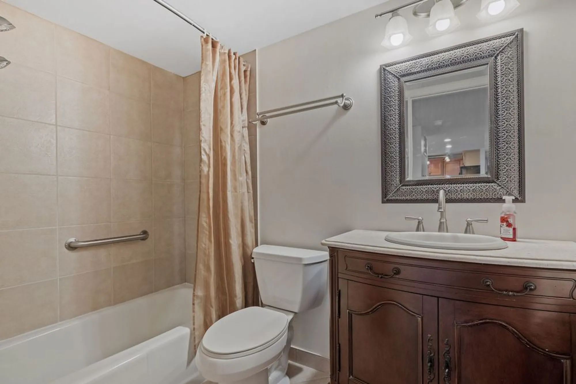Property Slideshow image 12 of 25 | 5540 walnut ave apt 6b, Downers Grove, IL, 60515