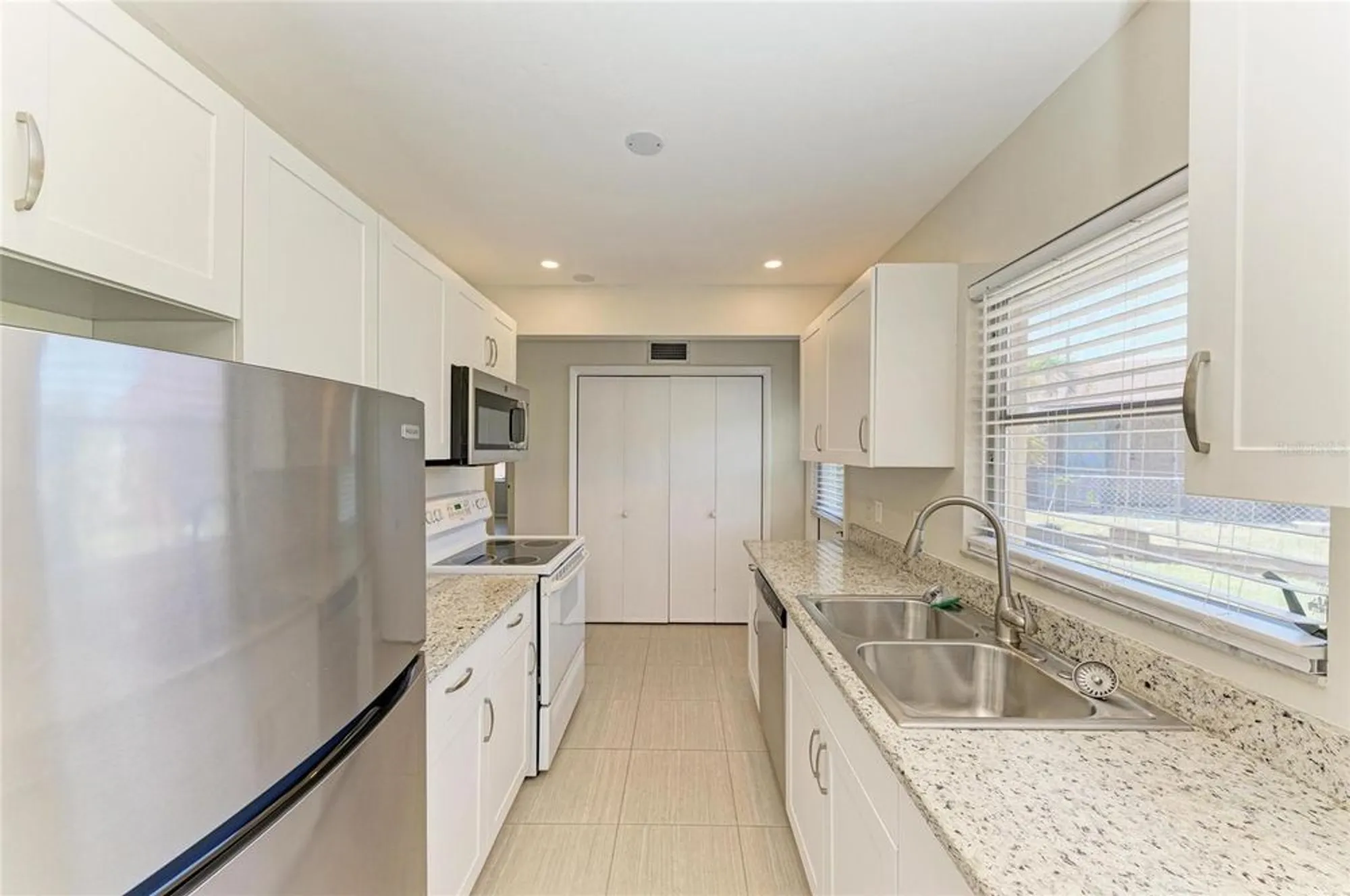 Property Slideshow image 14 of 34 | 2121 pueblo cir # v6, Sarasota, FL, 34231