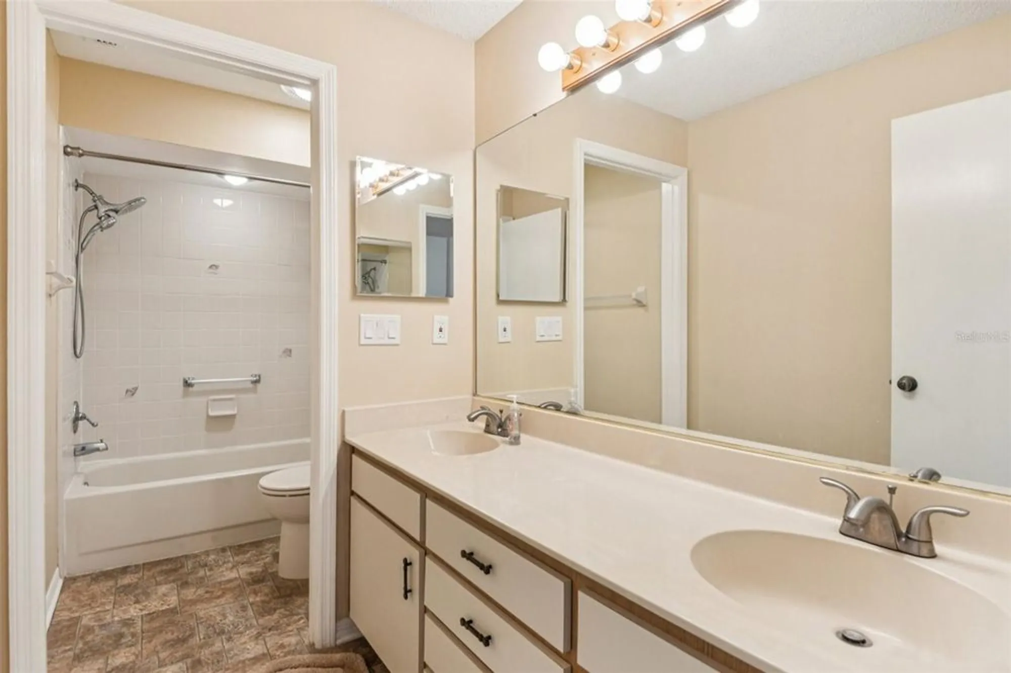Property Slideshow image 14 of 22 | 1503 laughton pl 206, Sun City Center, FL, 33573