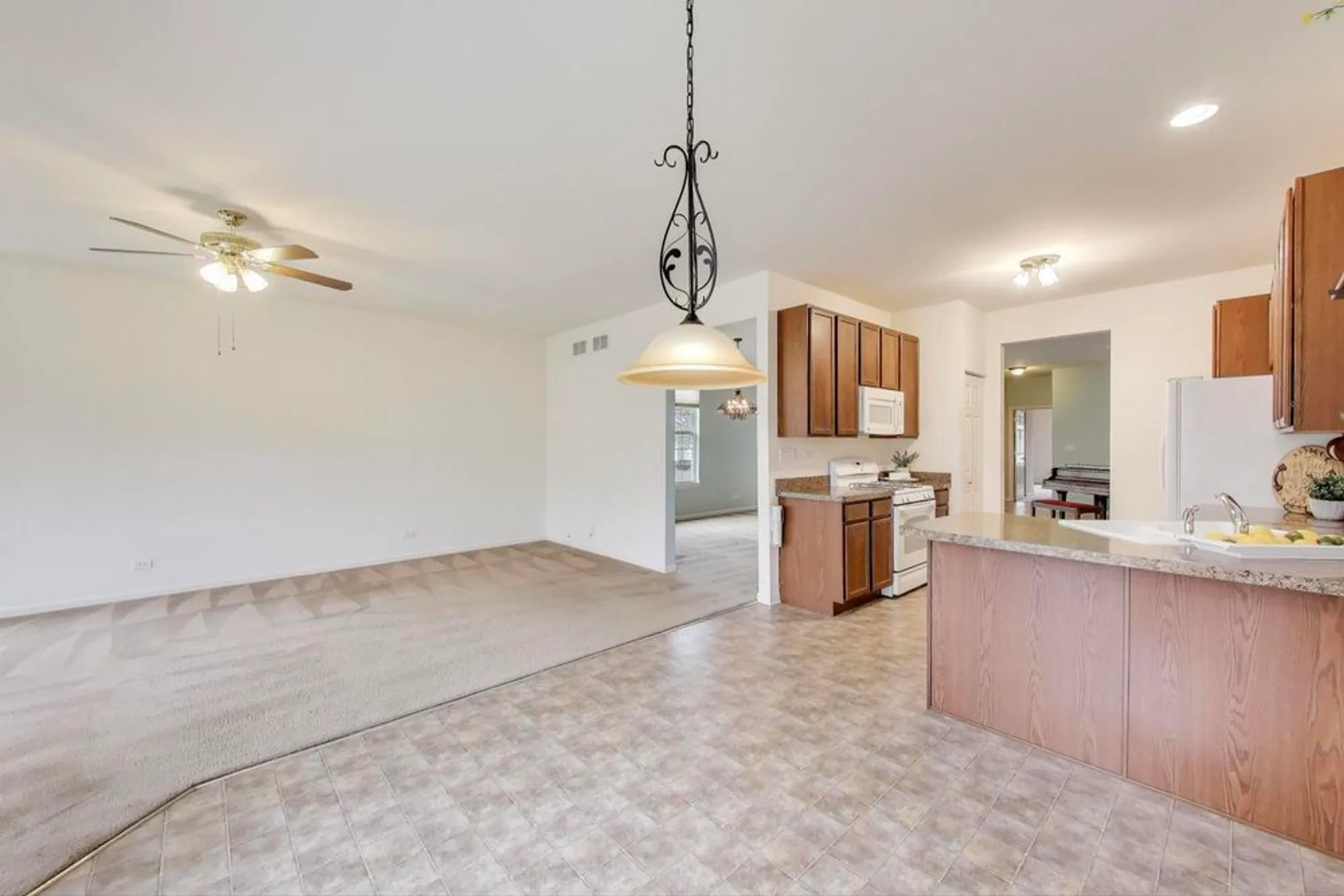 Property Slideshow image 9 of 27 | 1129 drury ln, Aurora, IL, 60502