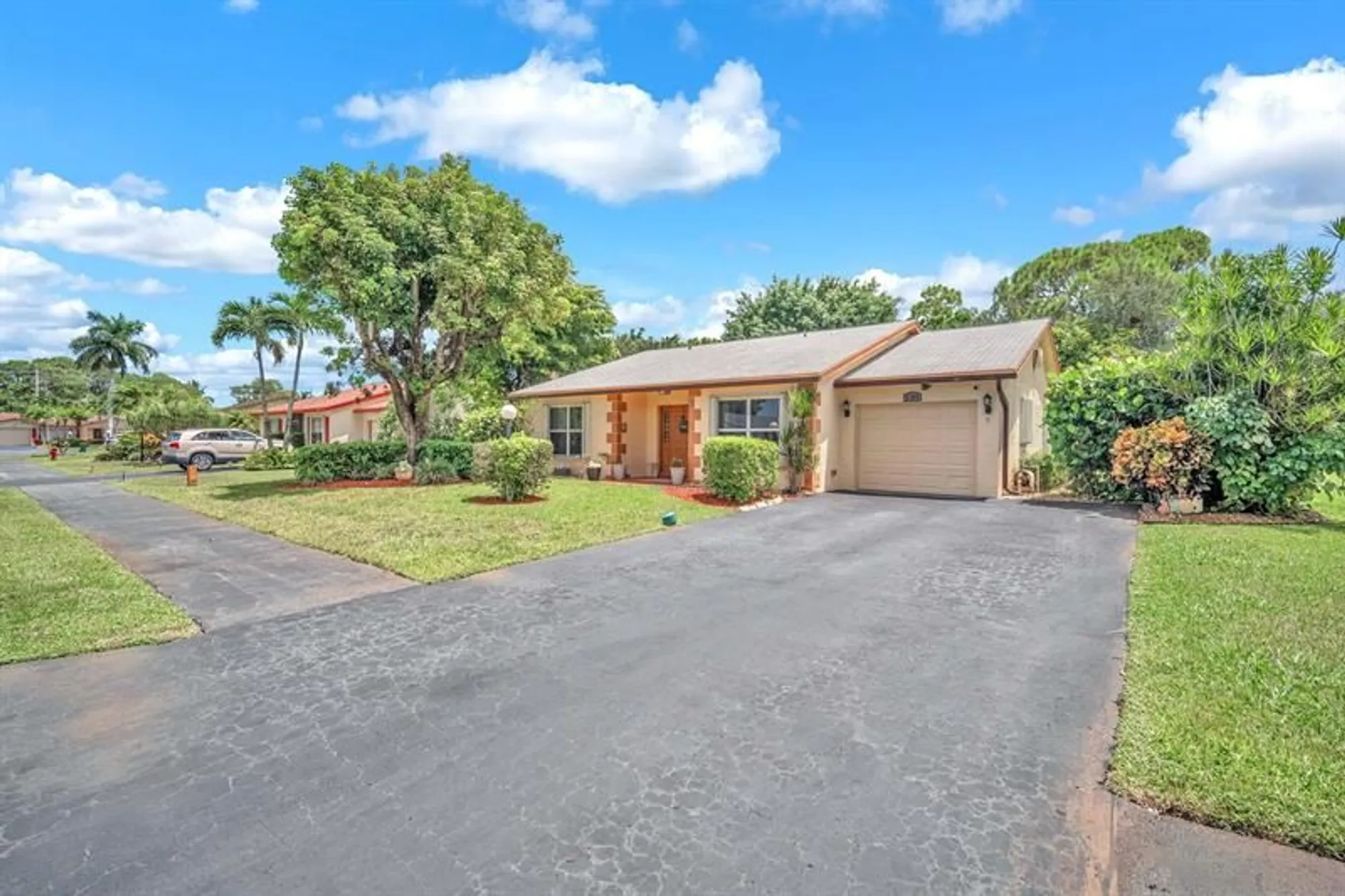 Property Slideshow image 2 of 36 | 6104 rainbow cir, Greenacres, FL, 33463