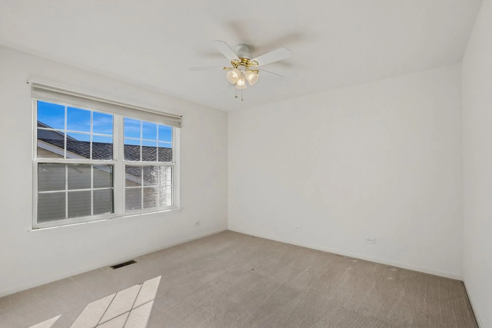 Property Slideshow image 23 of 39 | 2325 carillon dr, Grayslake, IL, 60030