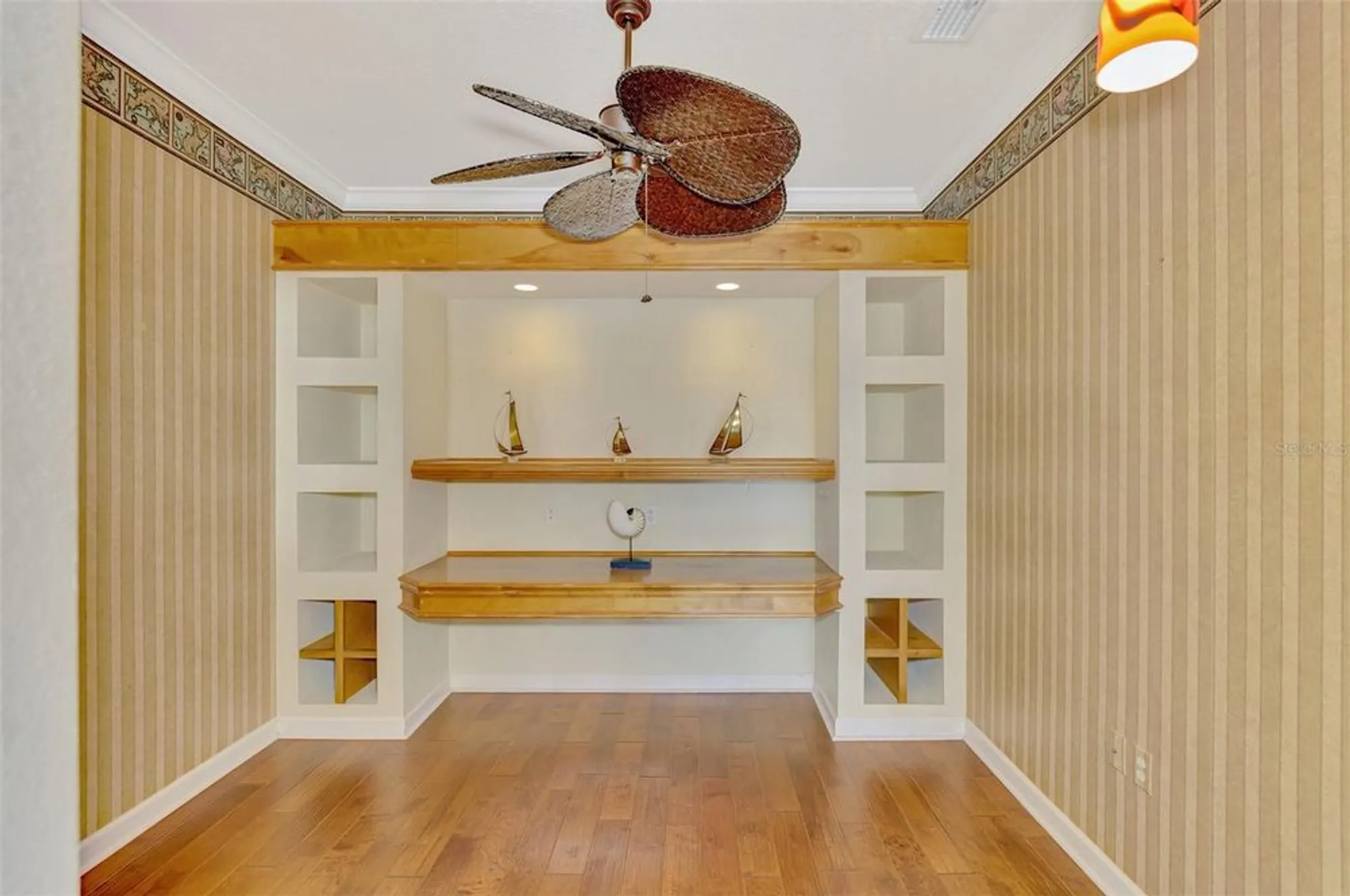 Property Slideshow image 16 of 53 | 4914 lakescene pl, Sarasota, FL, 34243