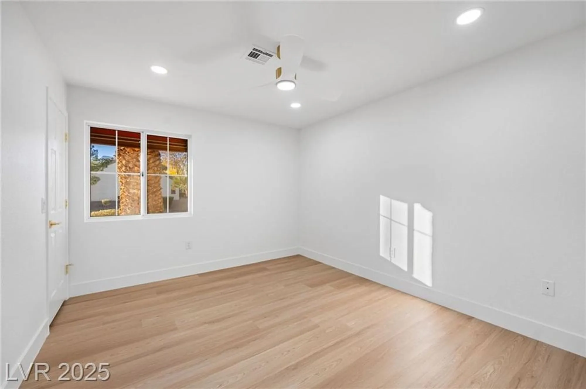 Property Slideshow image 23 of 44 | 2808 crown ridge dr, Las Vegas, NV, 89134