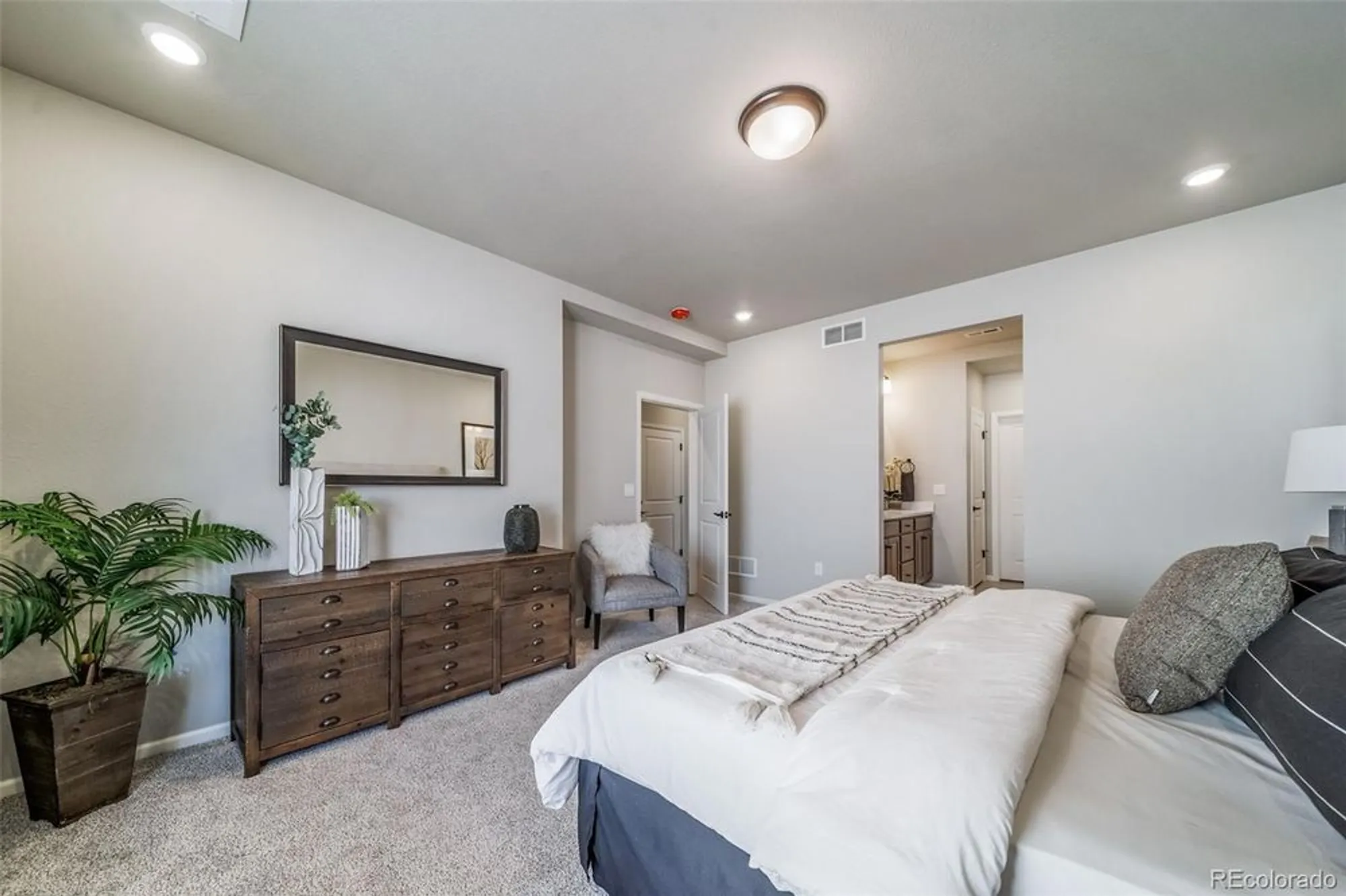 Property Slideshow image 12 of 18 | 21927 e 51st dr, Aurora, CO, 80019