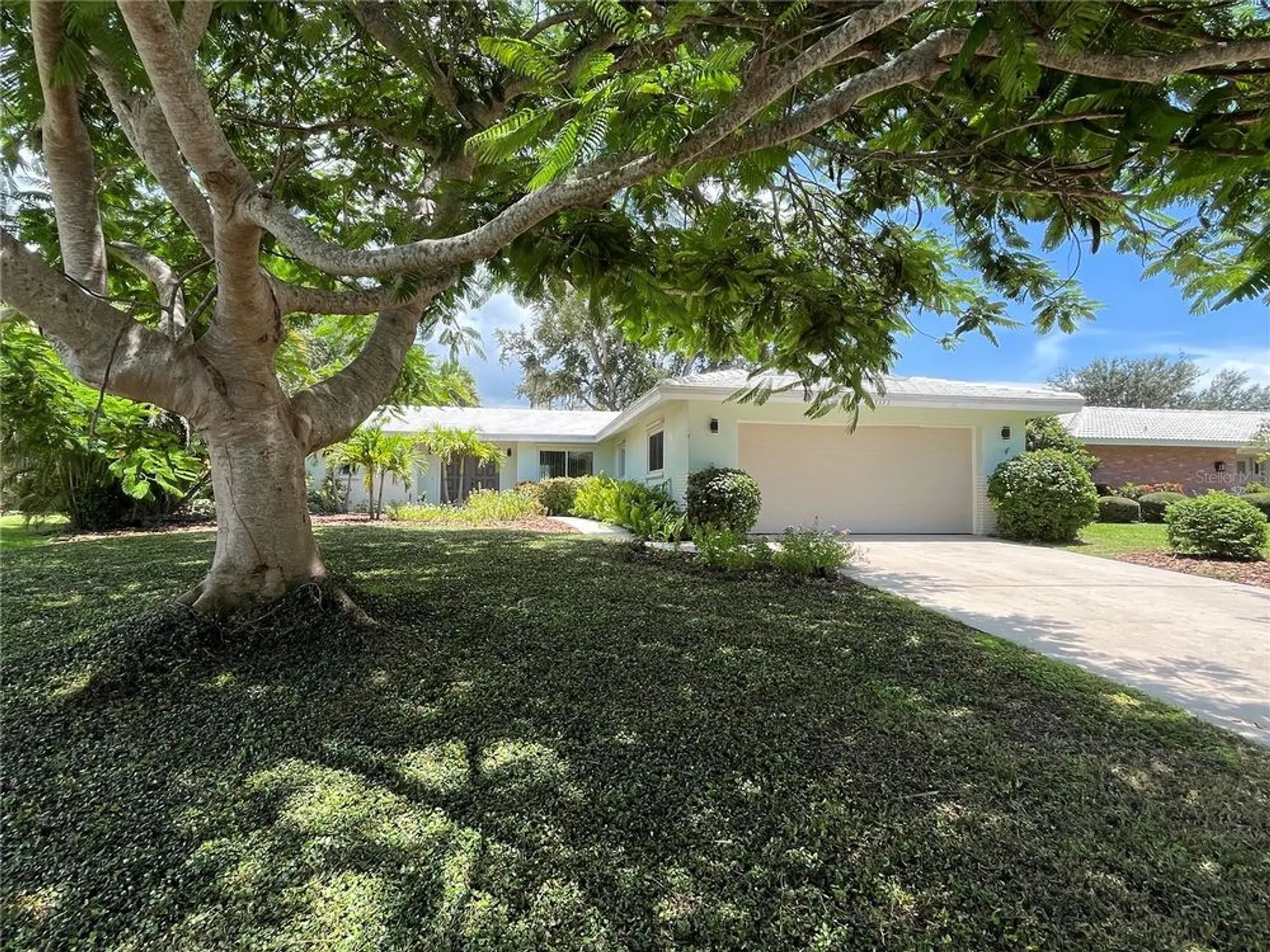 Property Slideshow image 4 of 52 | 3337 spring mill cir, Sarasota, FL, 34239