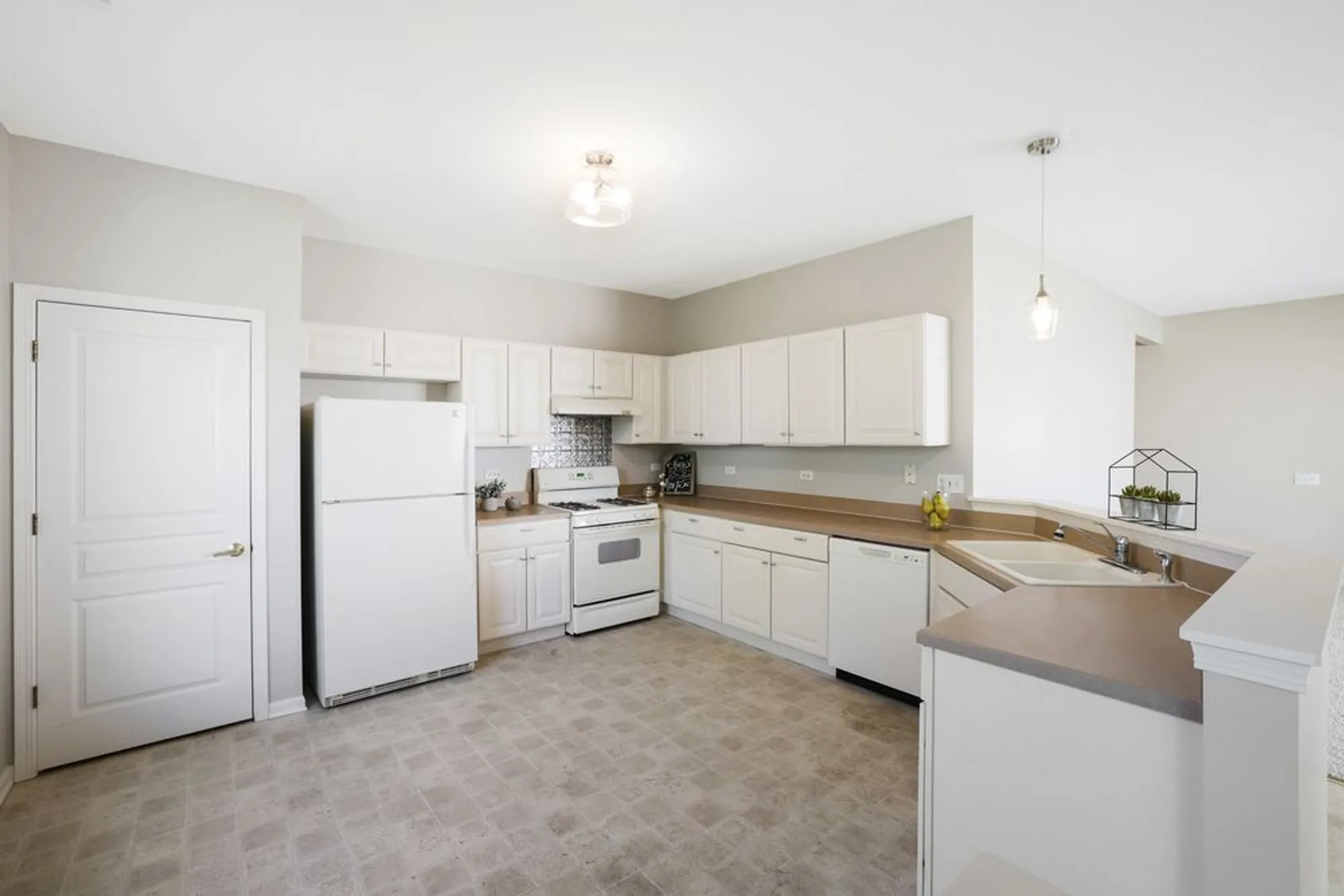 Property Slideshow image 9 of 30 | 13728 chestnut ln, Huntley, IL, 60142