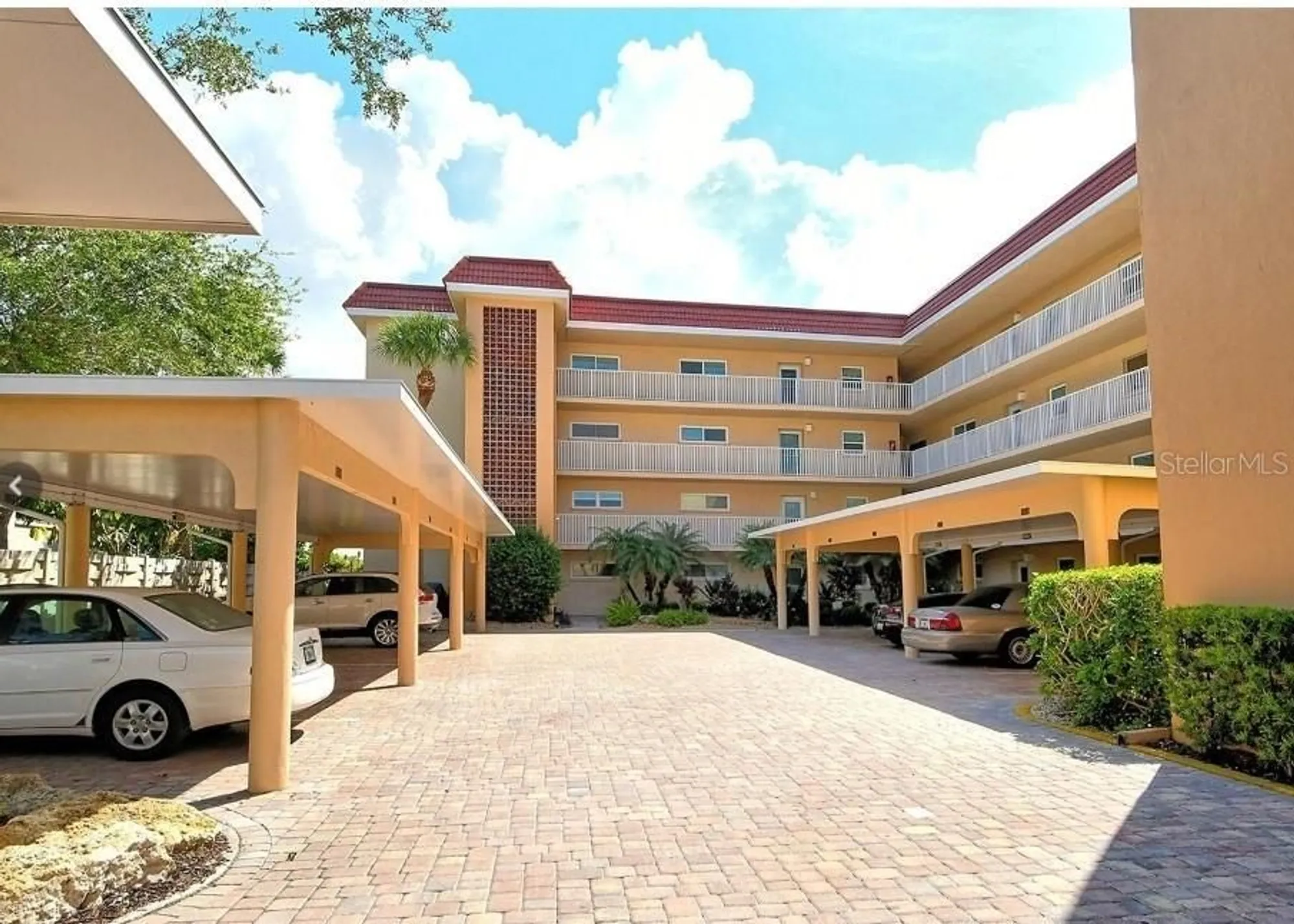 Property Slideshow image 7 of 60 | 1350 n portofino dr apt 108, Sarasota, FL, 34242