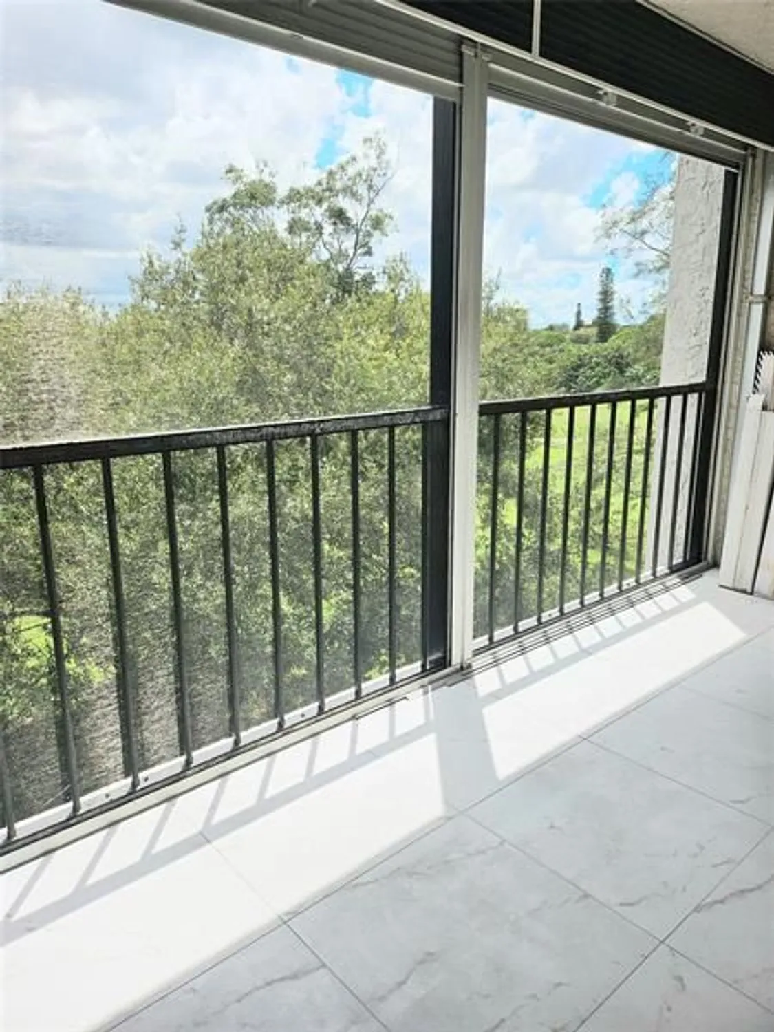 Property Slideshow image 10 of 12 | 5860 nw 44th st 412, Lauderhill, FL, 33319