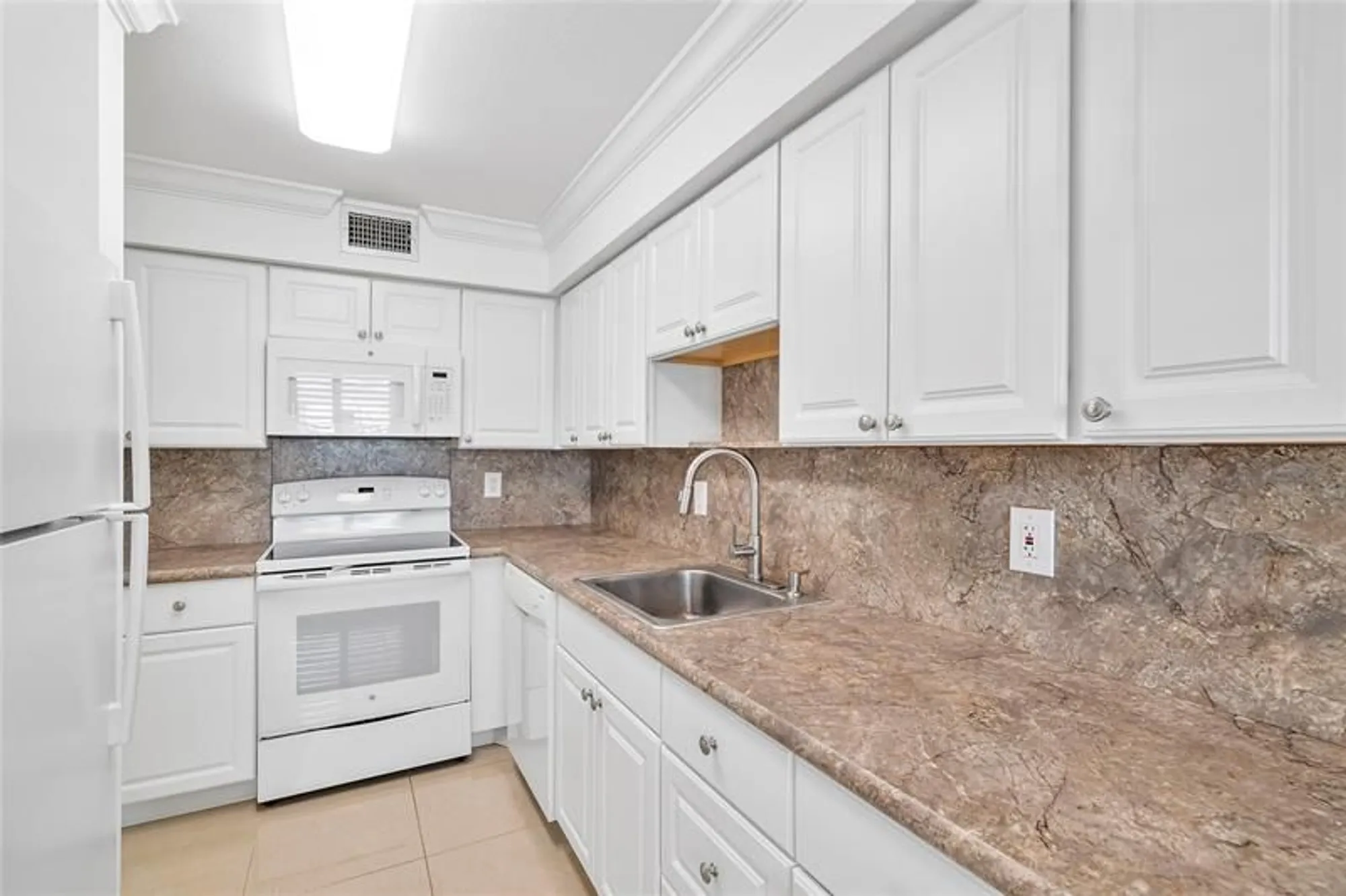 Property Slideshow image 4 of 20 | 13840 via flora a, Delray Beach, FL, 33484