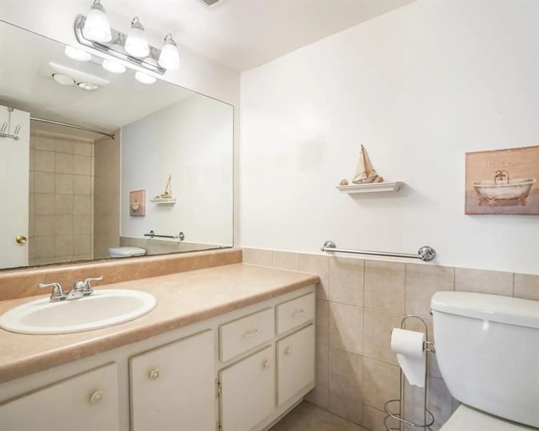 Property Slideshow image 19 of 22 | 4750 nw 22nd ct 204, Lauderhill, FL, 33313