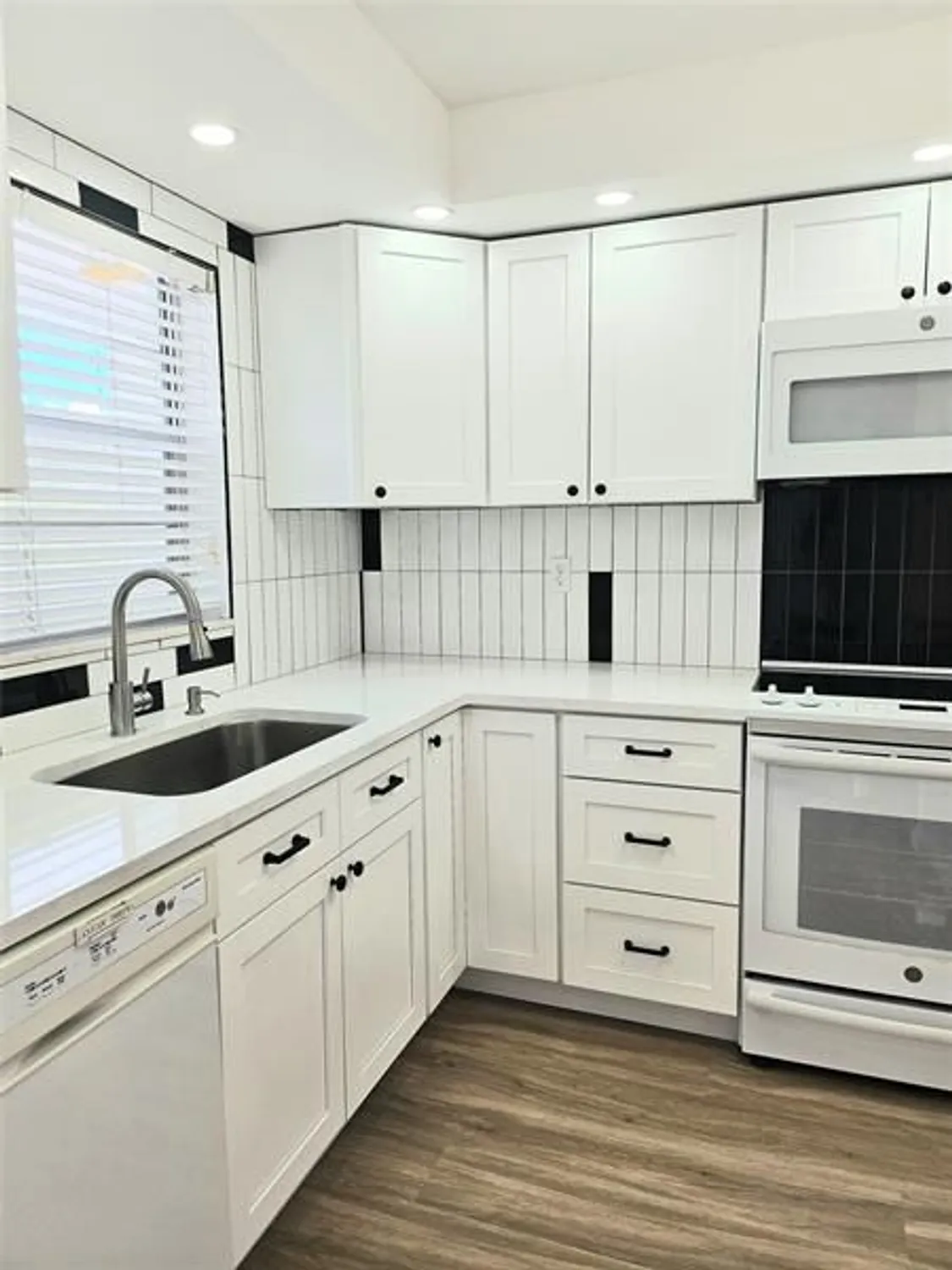 Property Slideshow image 2 of 12 | 5860 nw 44th st 412, Lauderhill, FL, 33319