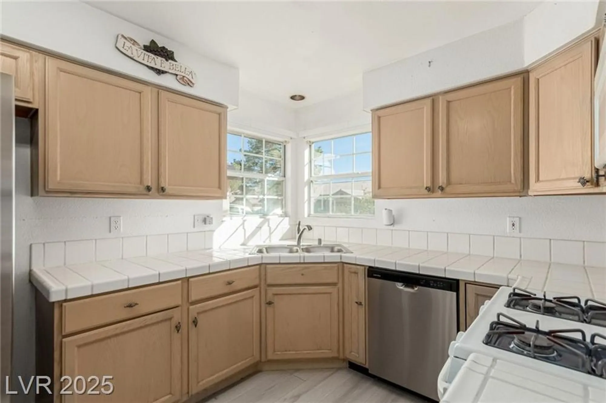 Property Slideshow image 11 of 28 | 4908 winterset dr, Las Vegas, NV, 89130