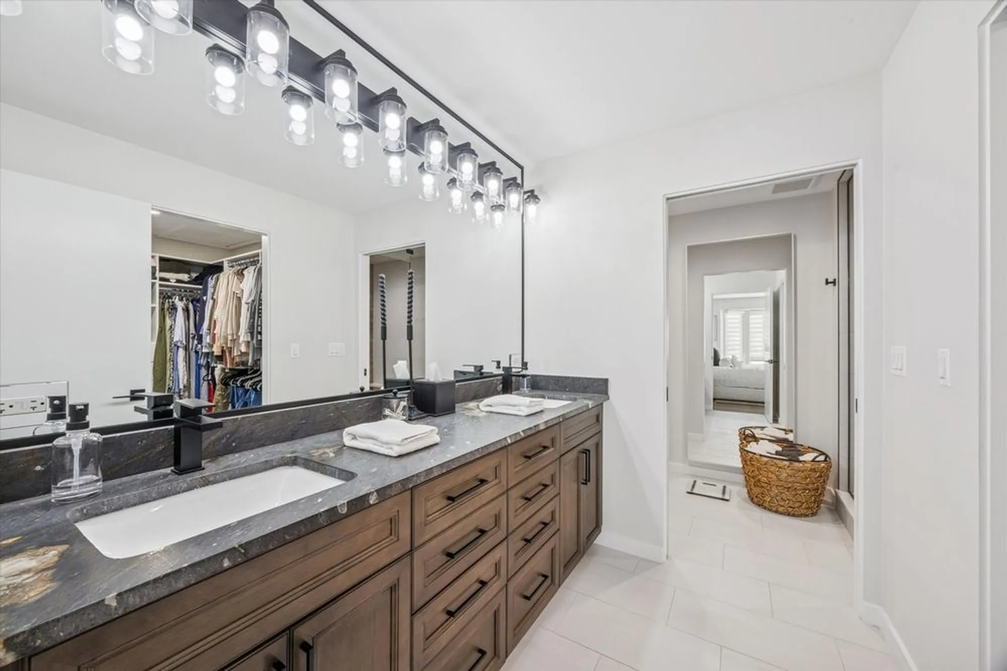 Property Slideshow image 15 of 30 | , Oak Brook, IL, 60523