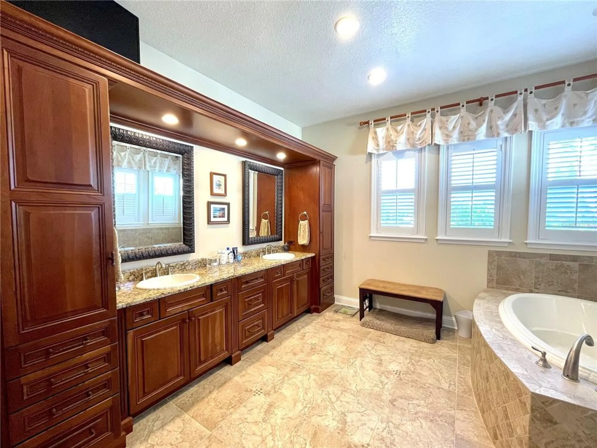 Property Slideshow image 22 of 45 | 703 islebay dr, Apollo Beach, FL, 33572