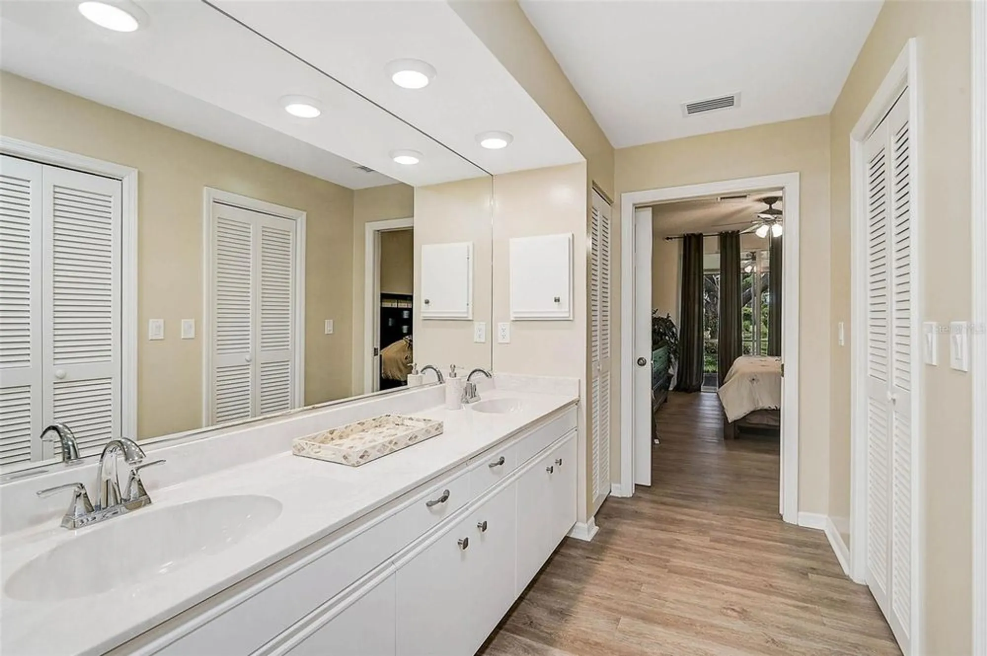 Property Slideshow image 23 of 49 | 7341 golf pointe cir, Sarasota, FL, 34243