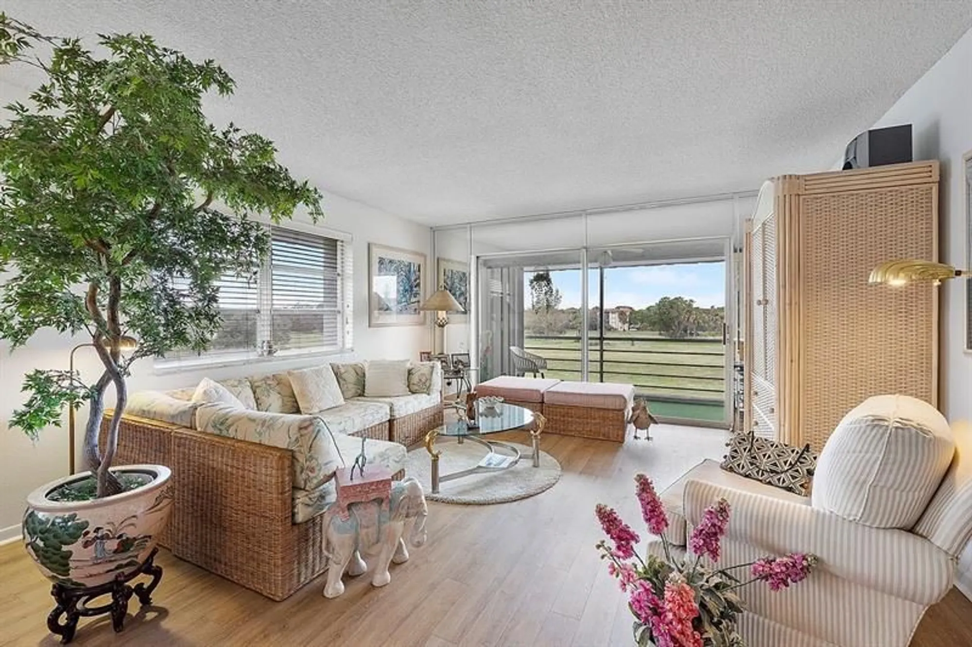 Property Slideshow image 16 of 32 | 3551 inverrary dr 404, Lauderhill, FL, 33319