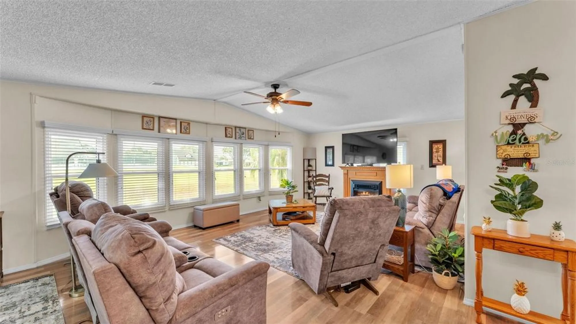 Property Slideshow image 12 of 48 | 3279 pebble bend dr, Lakeland, FL, 33810
