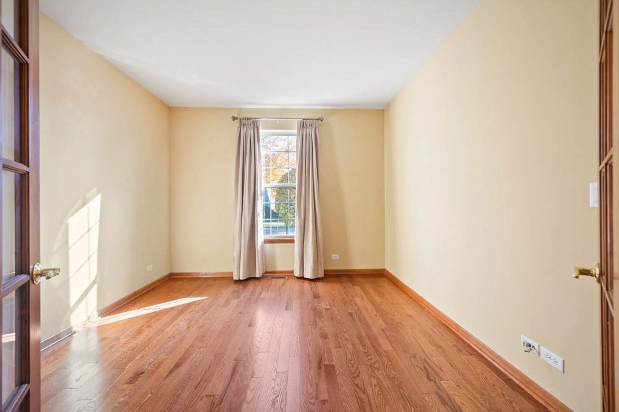 Property Slideshow image 4 of 30 | 1176 heathrow ln, Aurora, IL, 60502