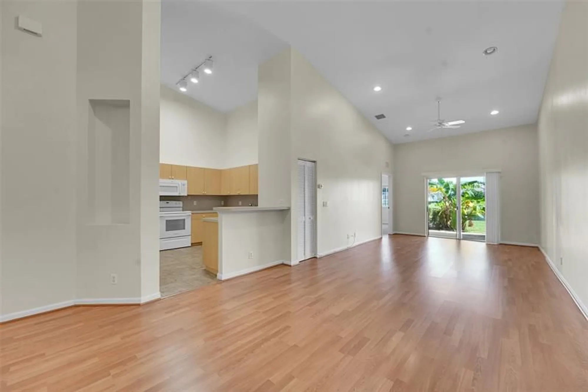 Property Slideshow image 6 of 36 | 9815 galleon dr, West Palm Beach, FL, 33411