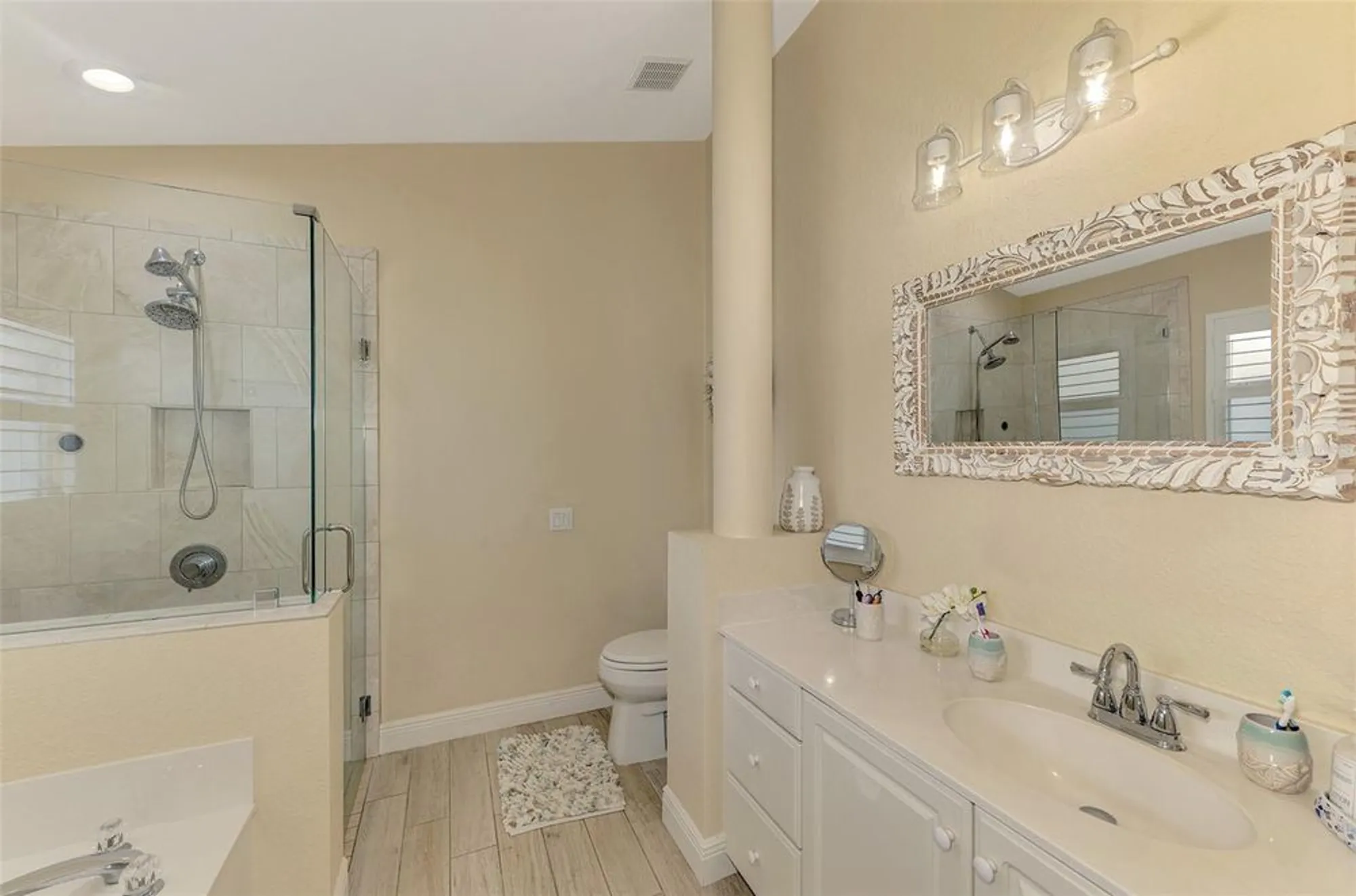 Property Slideshow image 33 of 55 | 320 bermuda ct 10, Venice, FL, 34293