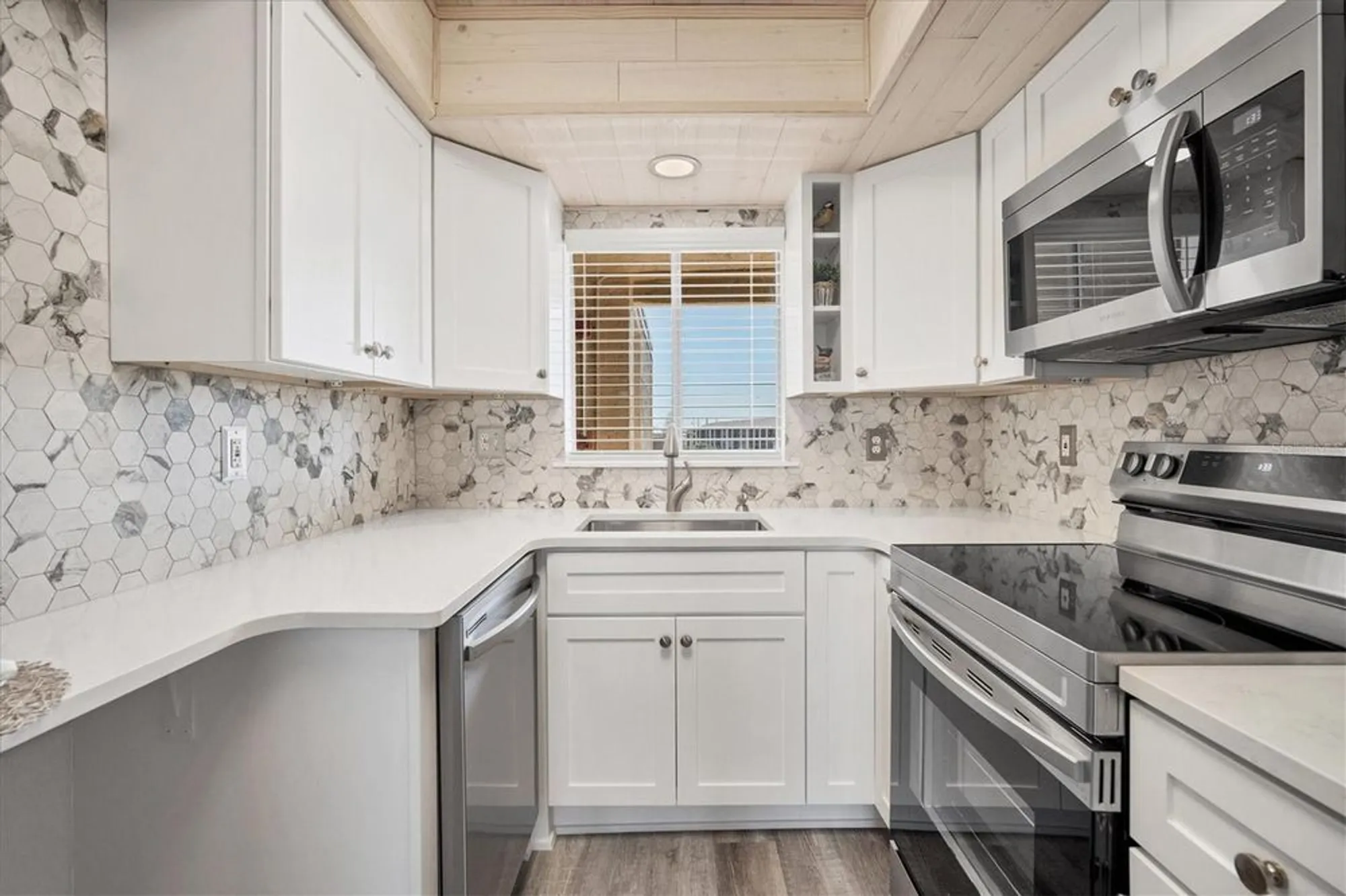 Property Slideshow image 6 of 33 | 3661 lake bayshore dr # 507j, Bradenton, FL, 34205