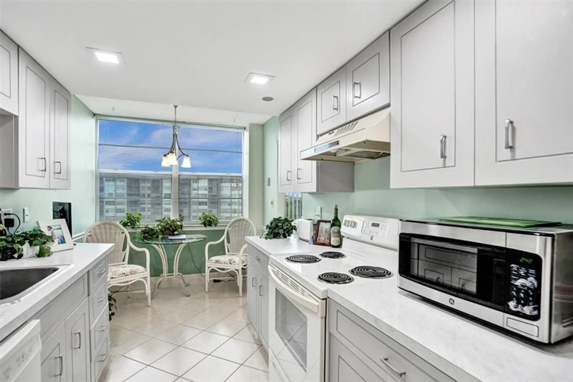 Property Slideshow image 4 of 71 | 1100 saint charles pl 612, Pembroke Pines, FL, 33026