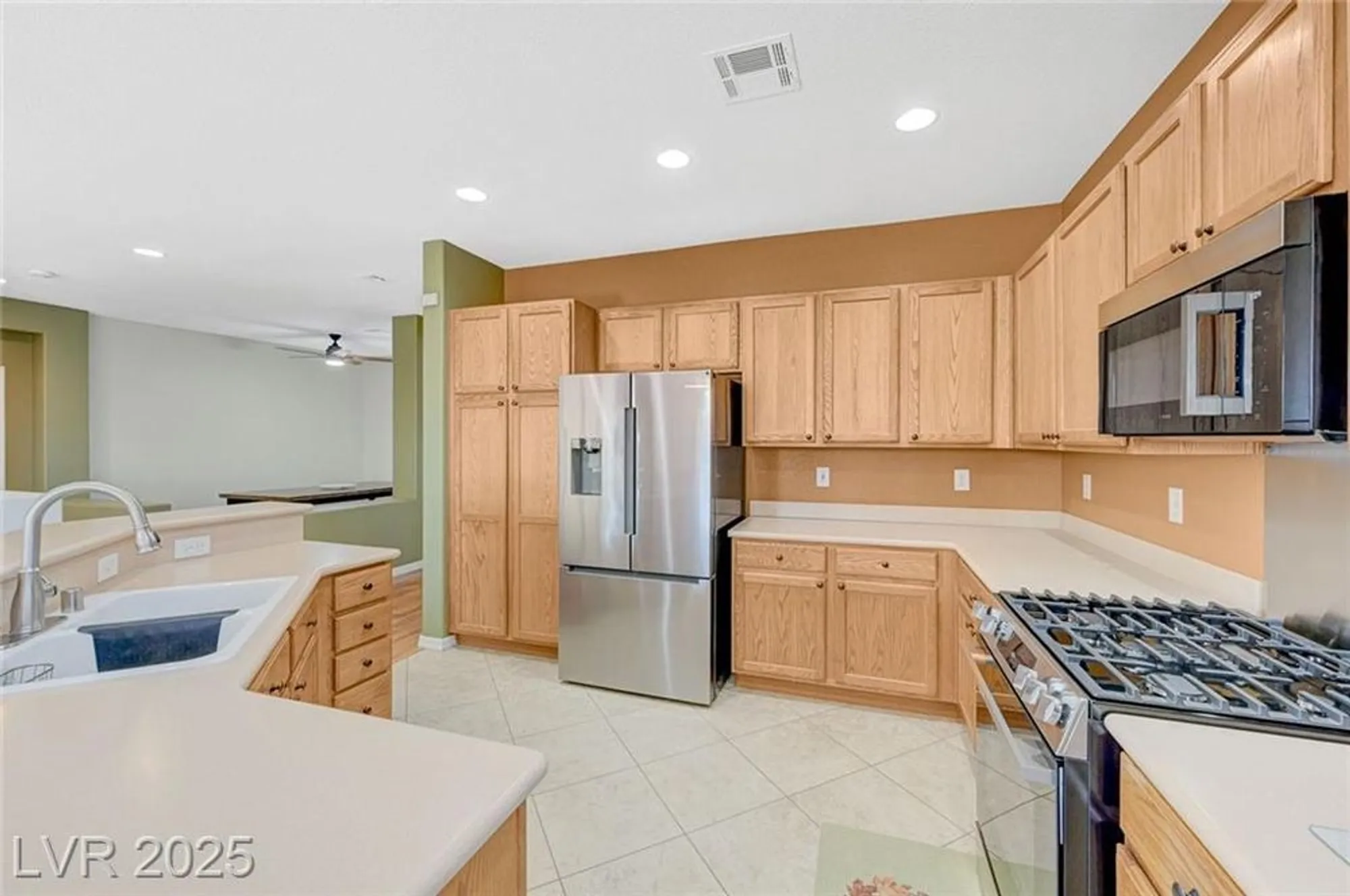 Property Slideshow image 10 of 72 | 4956 momenti st, Las Vegas, NV, 89135