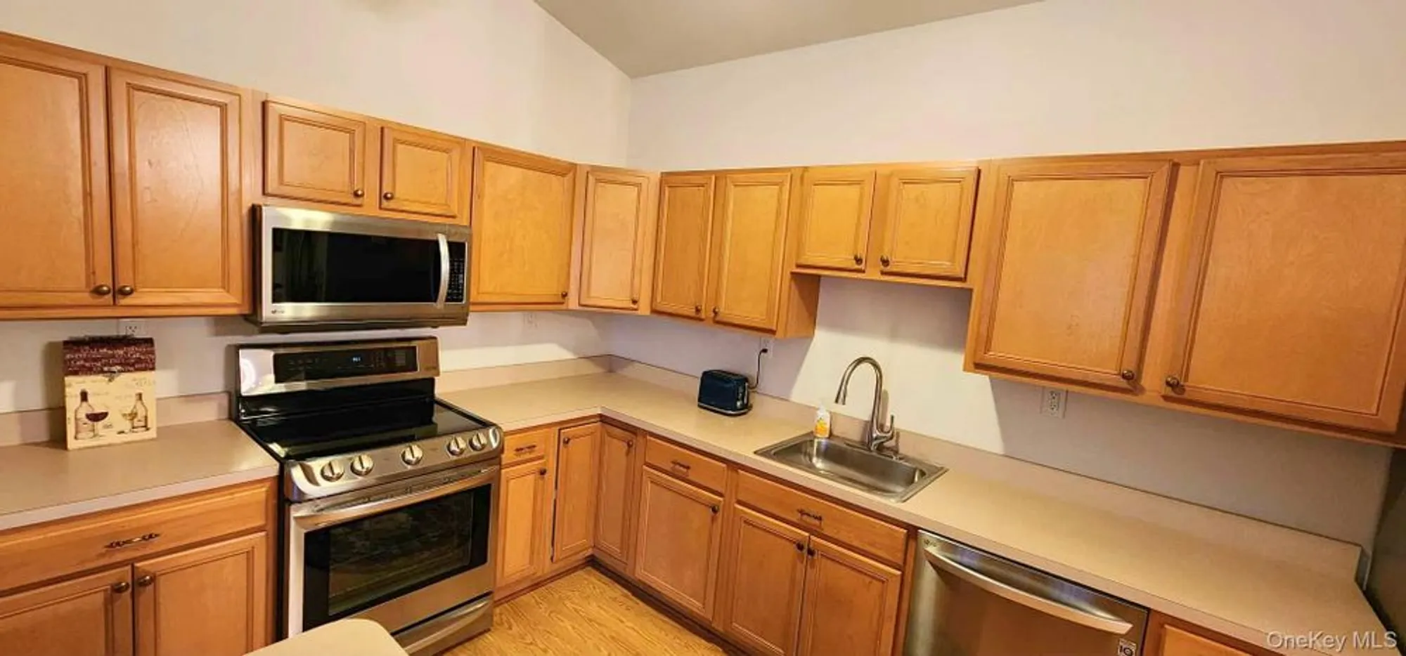 Property Slideshow image 10 of 25 | 512 narragansett villas dr, Lindenhurst, NY, 11757