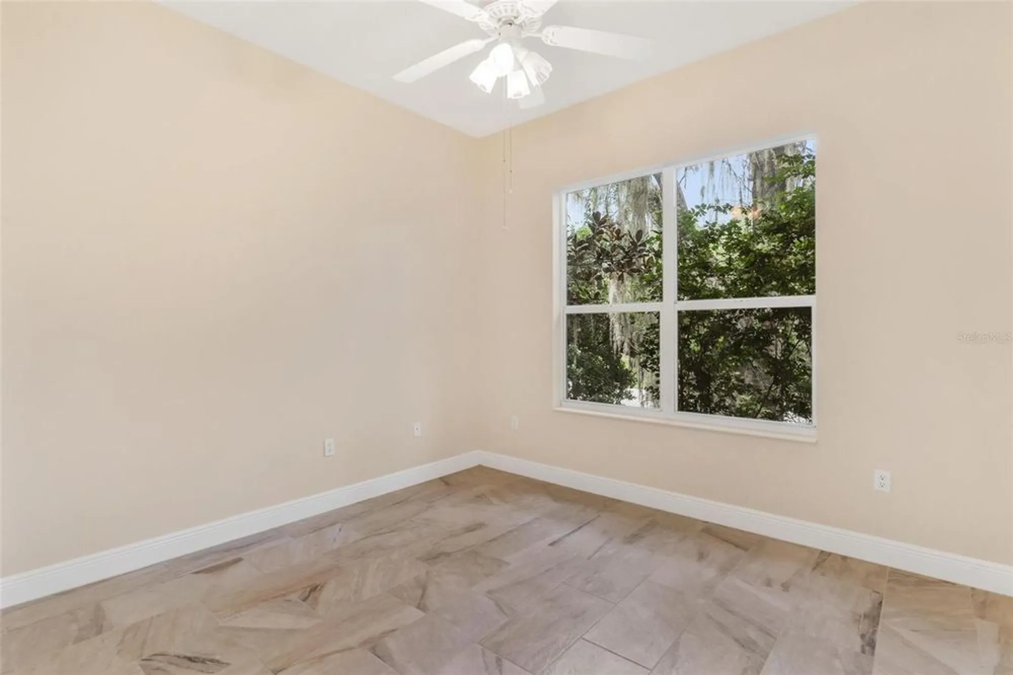 Property Slideshow image 34 of 49 | 5239 grove mnr, Lady Lake, FL, 32159