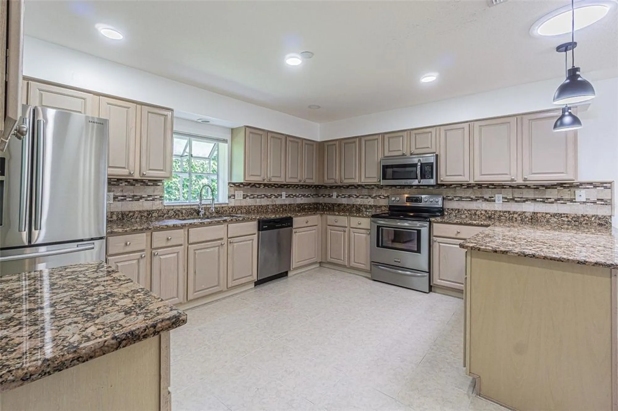 Property Slideshow image 4 of 90 | 11027 dormie dr, San Antonio, FL, 33576