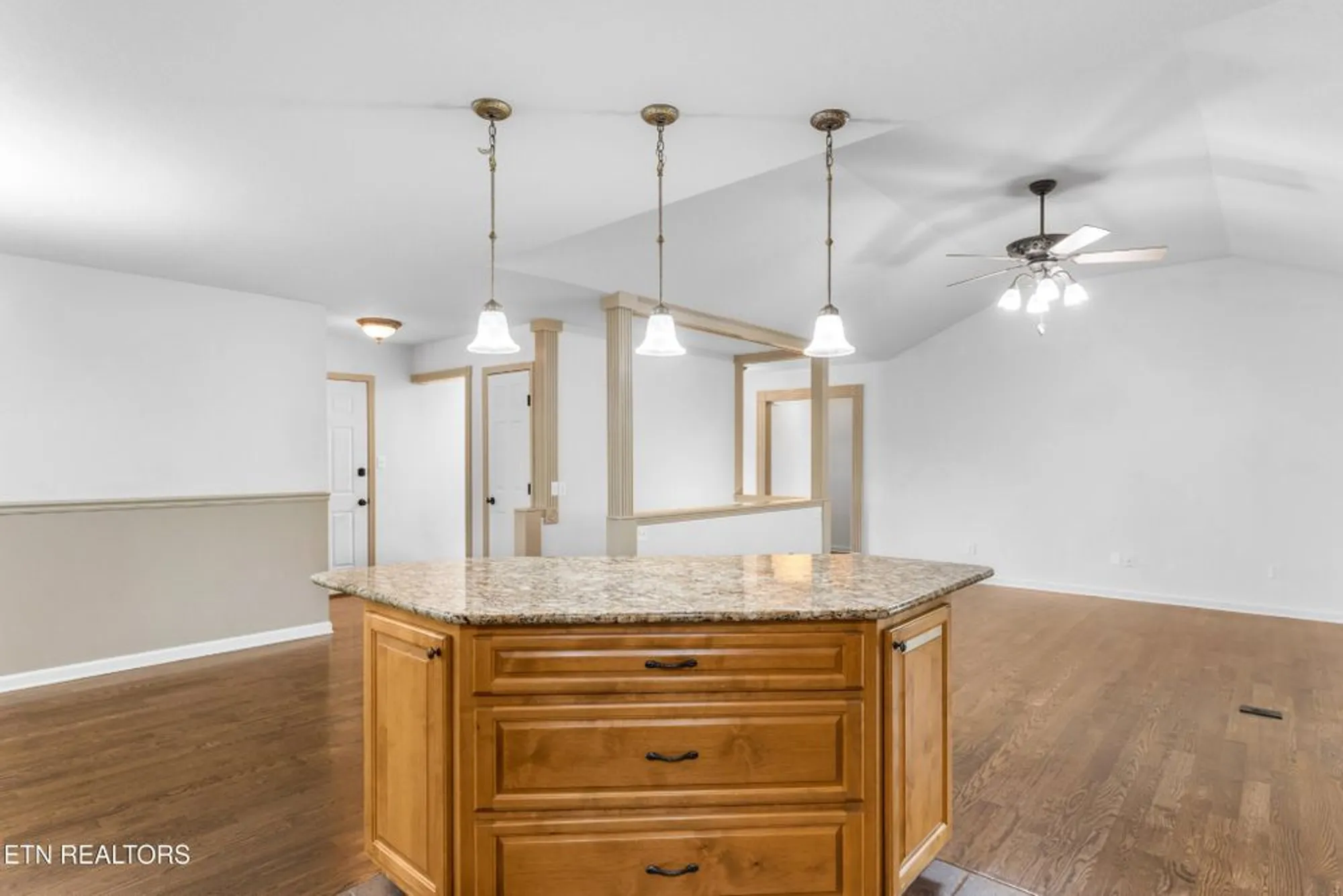 Property Slideshow image 11 of 60 | 407 tecumseh pt, Loudon, TN, 37774