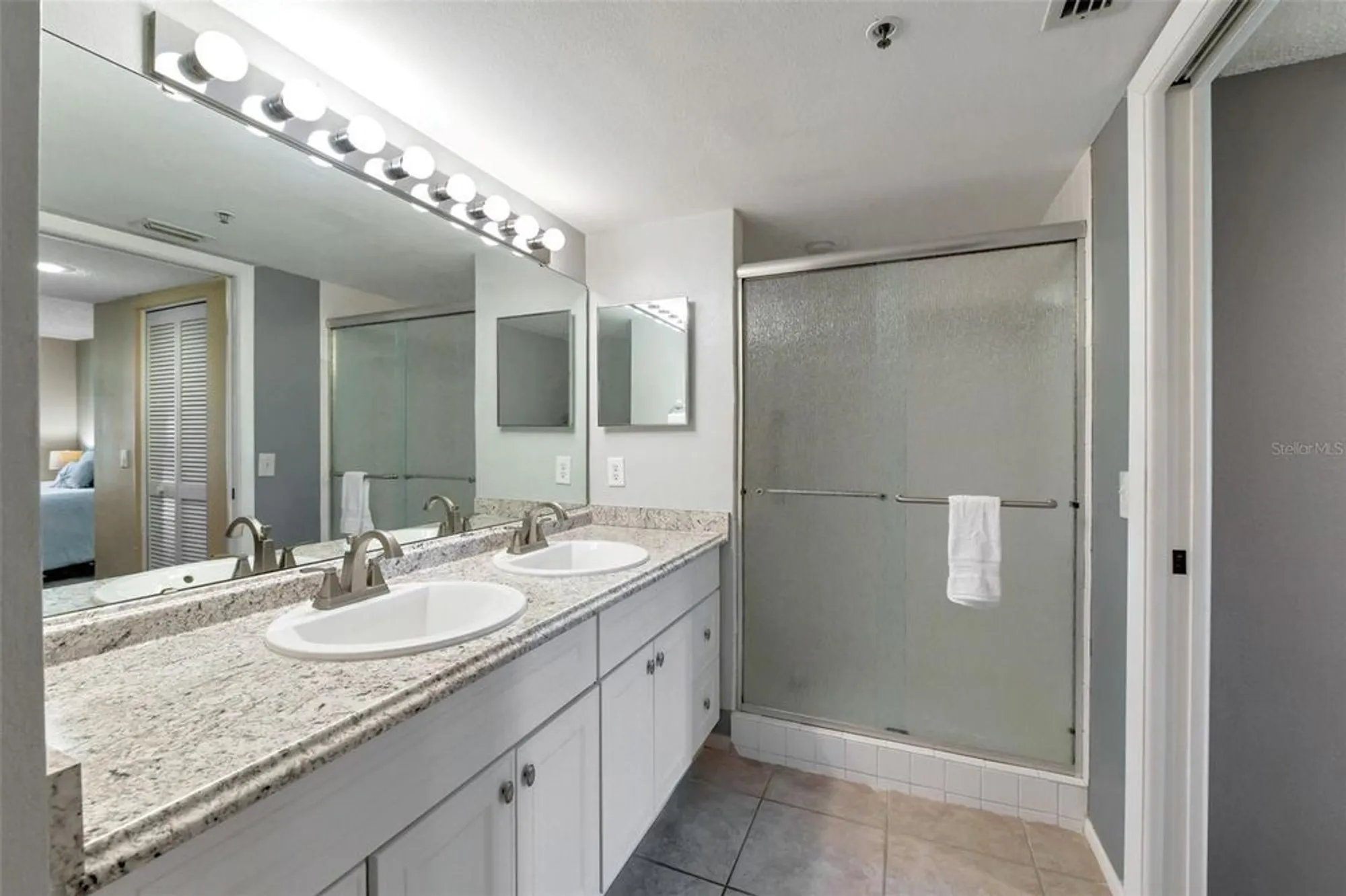 Property Slideshow image 14 of 27 | 6908 drewrys blf 704, Bradenton, FL, 34203