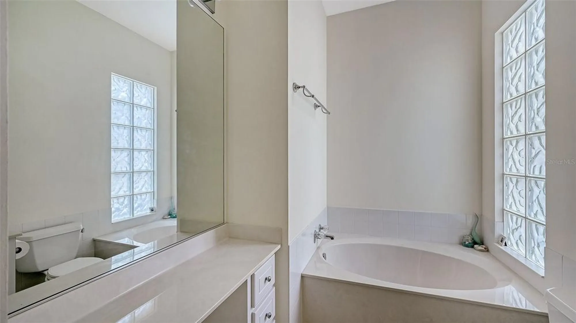Property Slideshow image 33 of 100 | 5679 ferrara dr, Sarasota, FL, 34238