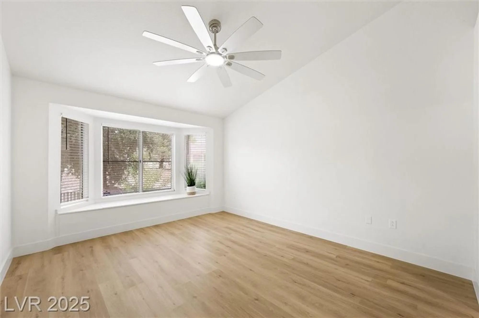 Property Slideshow image 23 of 40 | 2517 desert sands dr, Las Vegas, NV, 89134