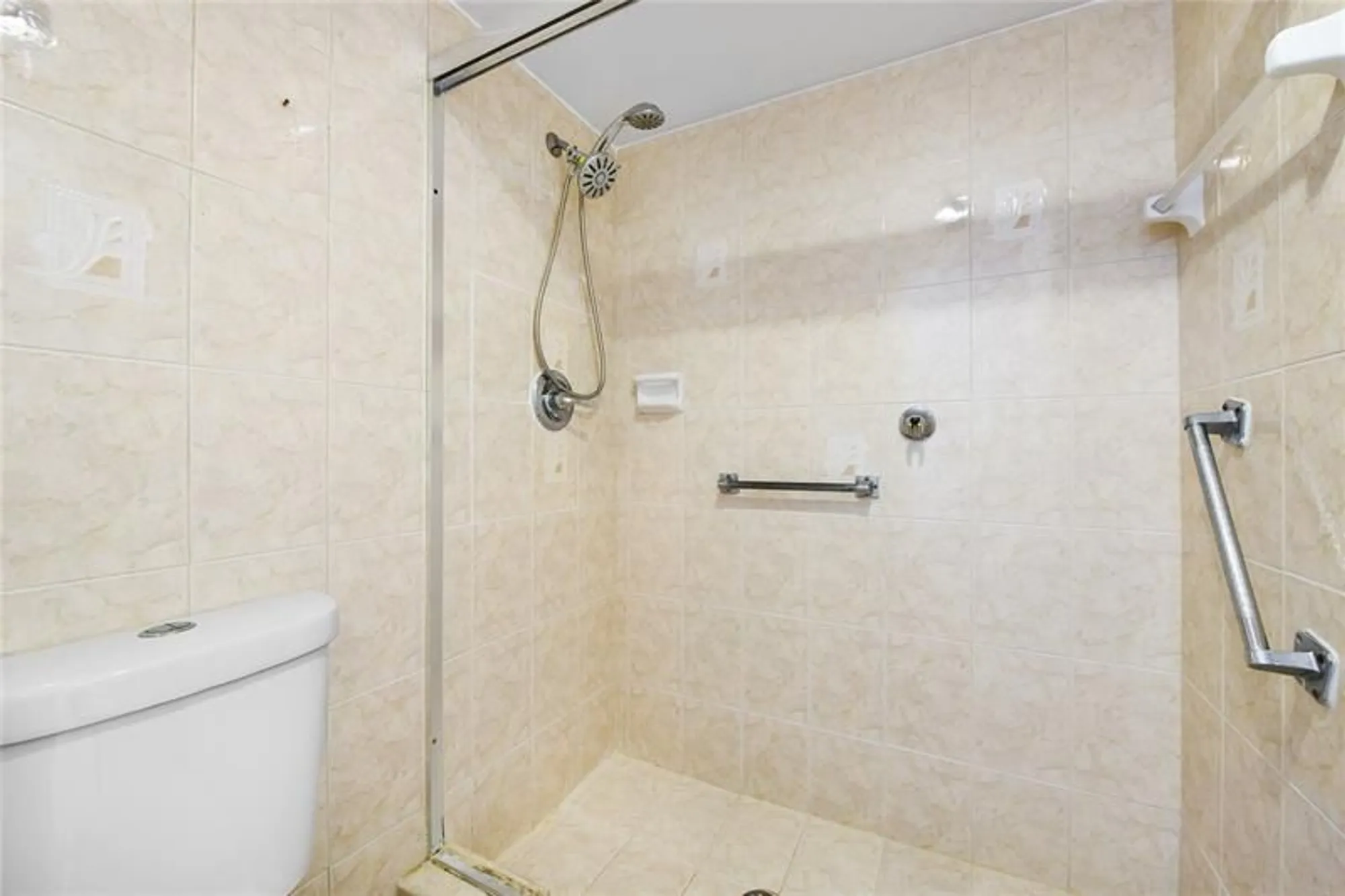 Property Slideshow image 18 of 28 | 1400 saint charles pl 615, Pembroke Pines, FL, 33026