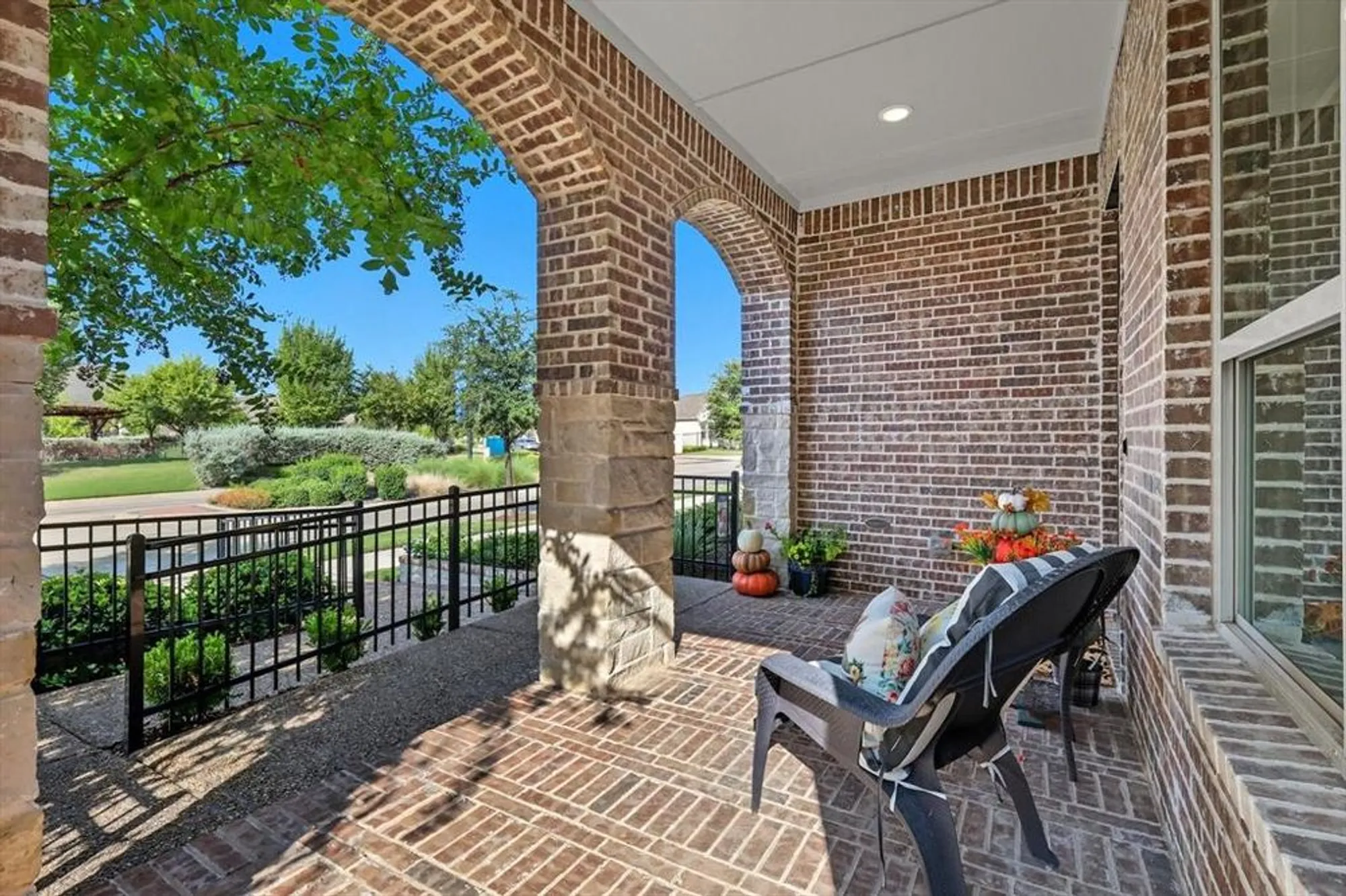 Property Slideshow image 3 of 40 | 4815 beaver creek dr, Arlington, TX, 76005