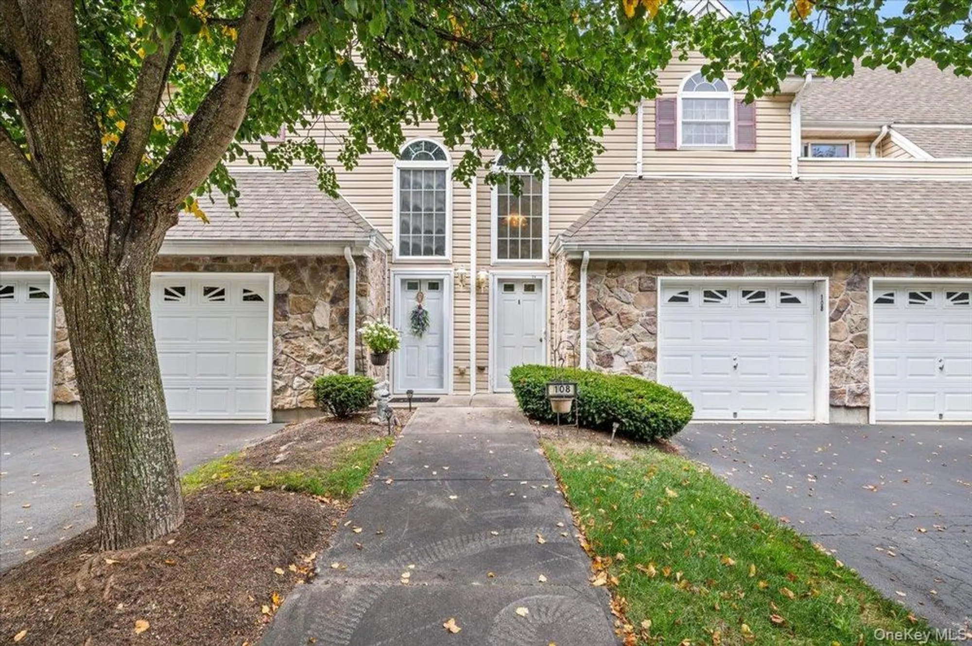 Property Slideshow image 2 of 27 | 108 joseph ln, Dix Hills, NY, 11746