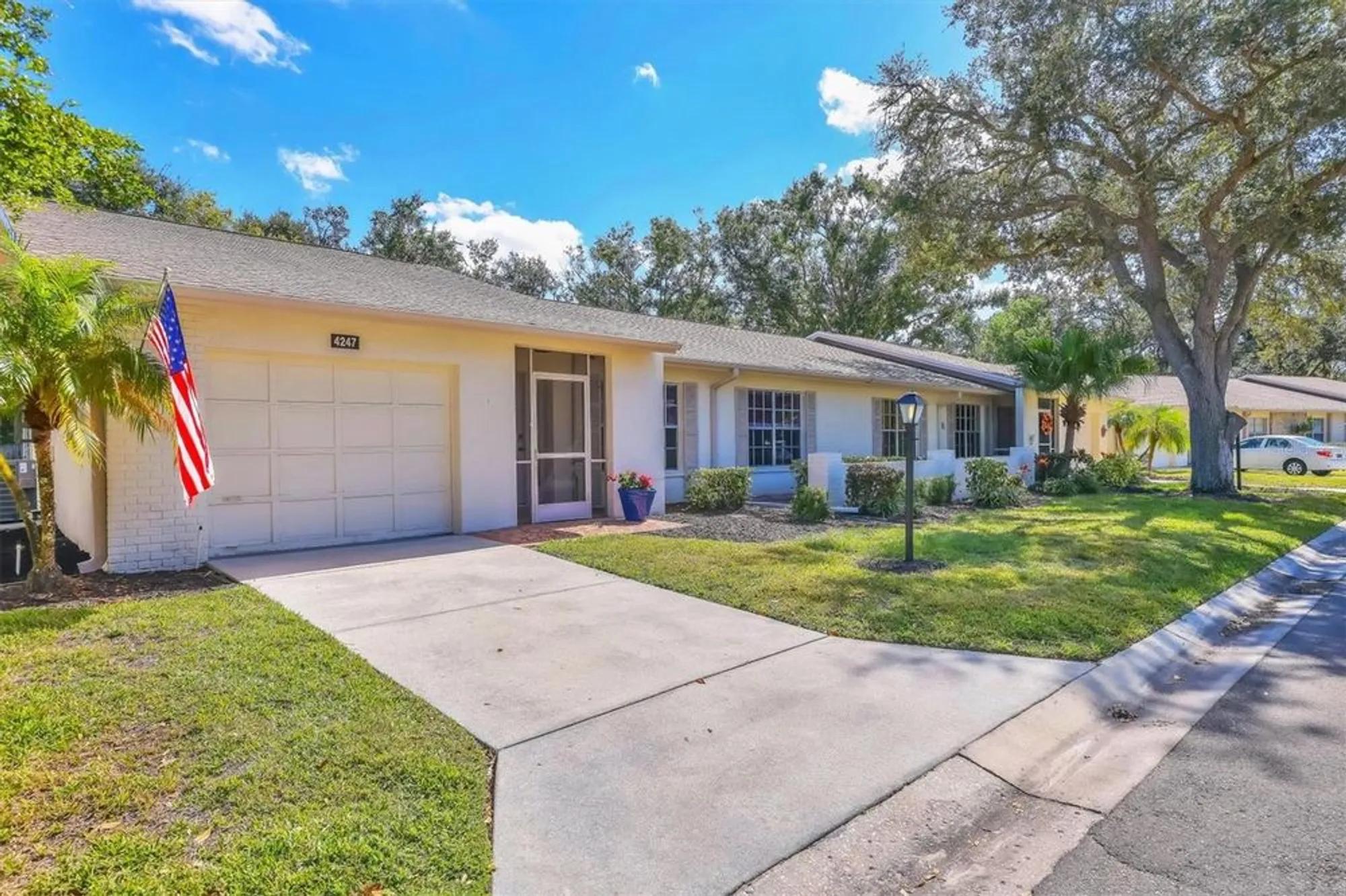 Property Slideshow image 2 of 44 | 4247 oakhurst cir 3033, Sarasota, FL, 34233