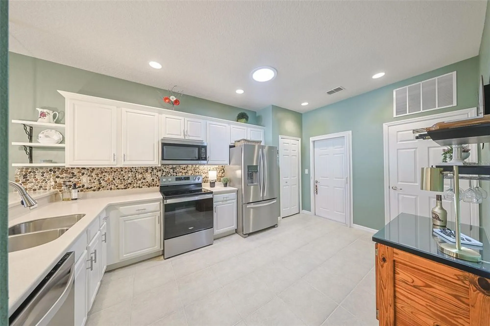 Property Slideshow image 9 of 70 | 329 bluewater falls ct, Apollo Beach, FL, 33572