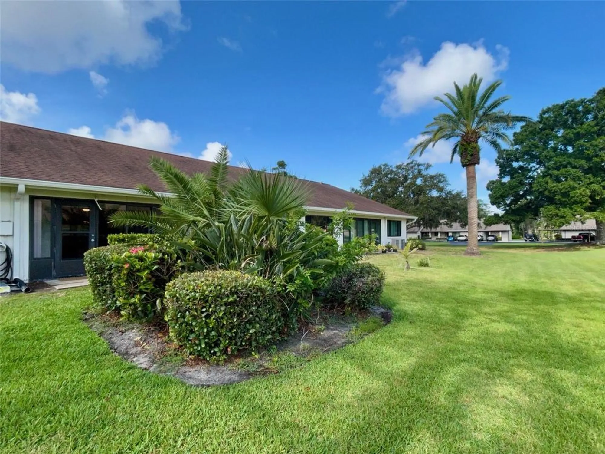 Property Slideshow image 12 of 28 | 2541 laurelwood dr # 8c, Clearwater, FL, 33763