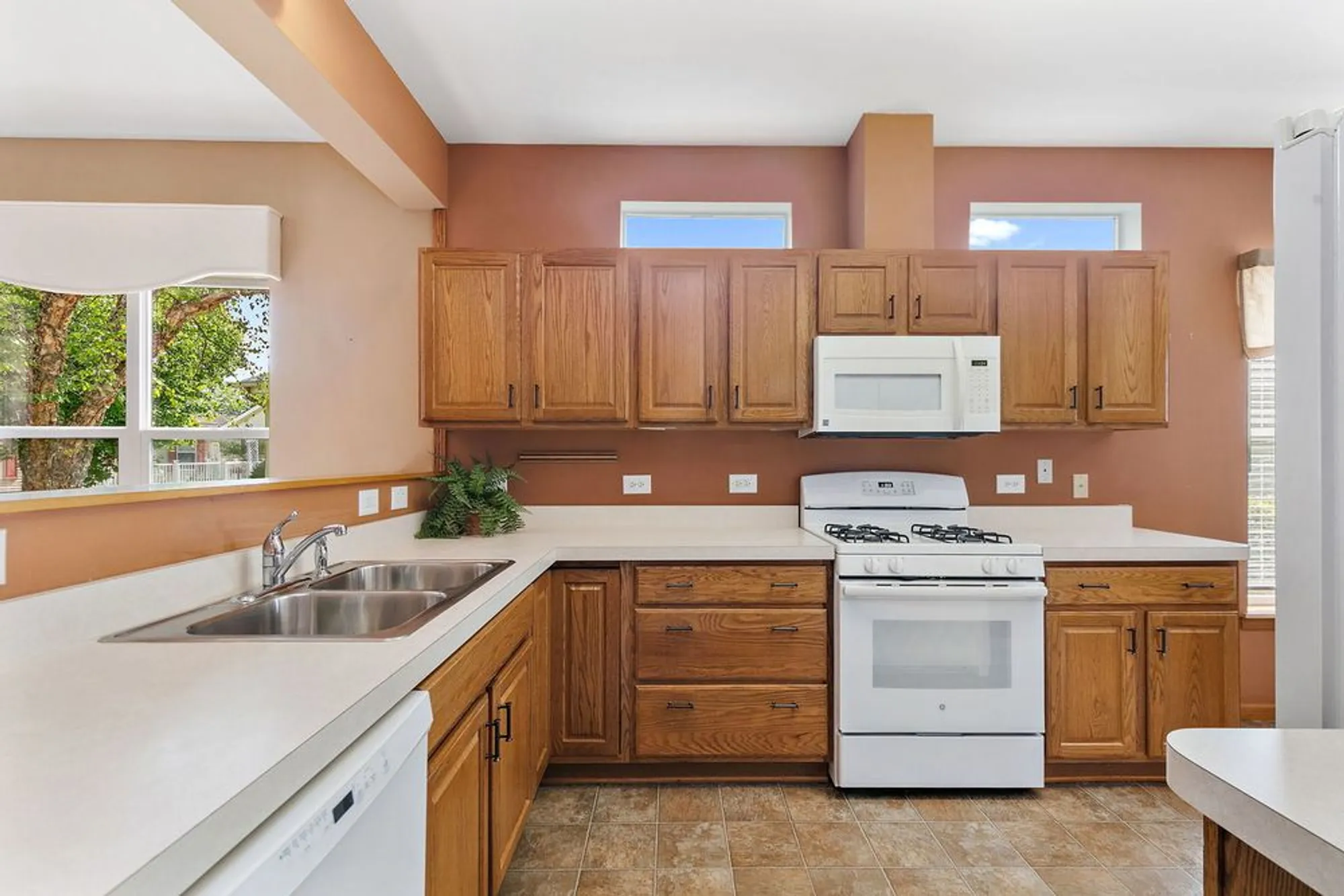 Property Slideshow image 10 of 31 | 115 hunter ct, Grayslake, IL, 60030
