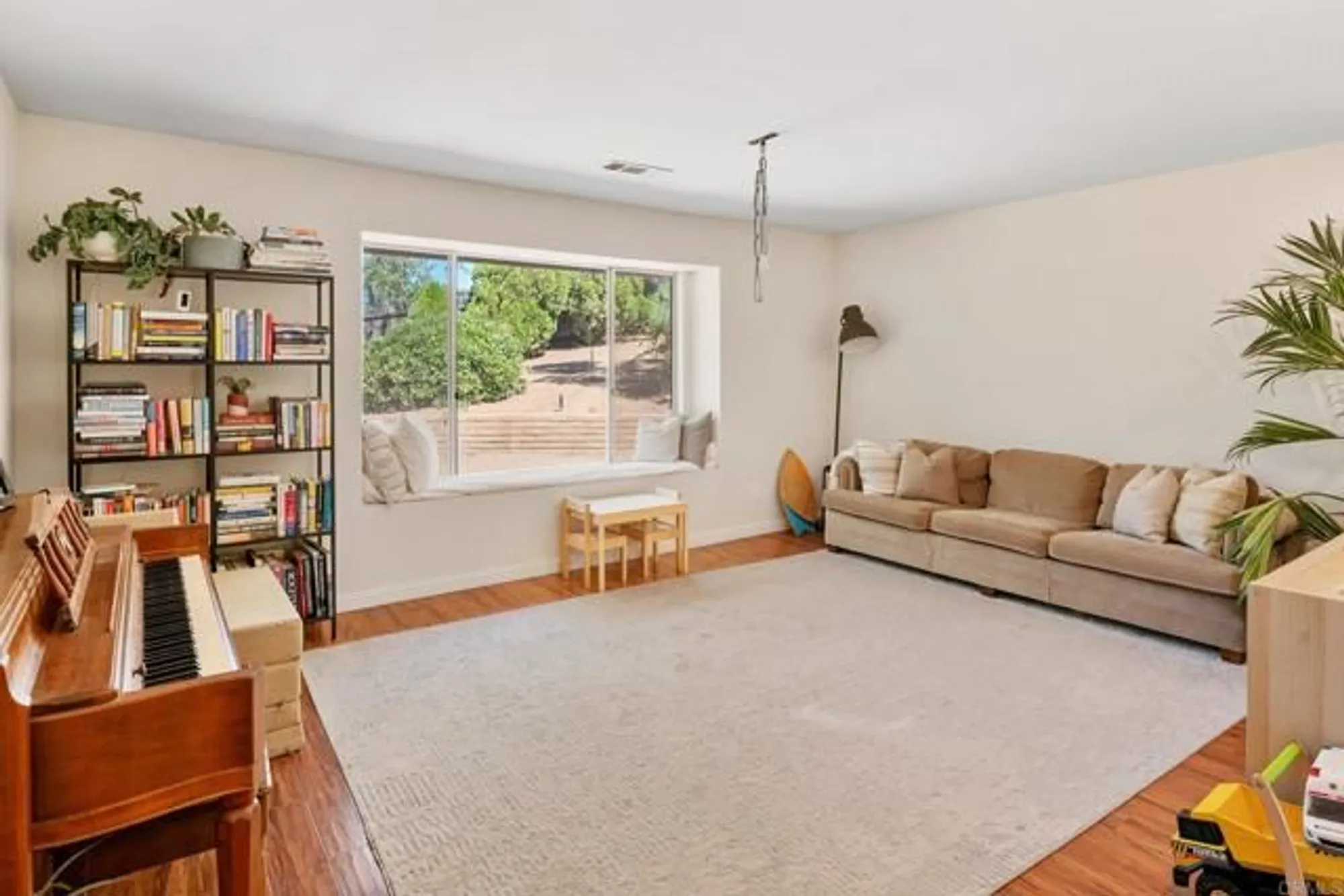 Property Slideshow image 9 of 53 | 10512 moon view way, Escondido, CA, 92026