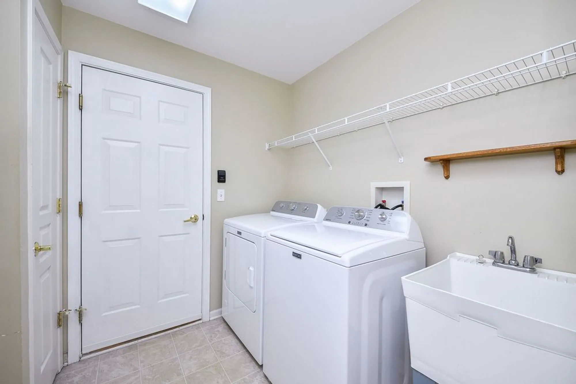Property Slideshow image 15 of 26 | 2525 rolling rdg, Elgin, IL, 60124
