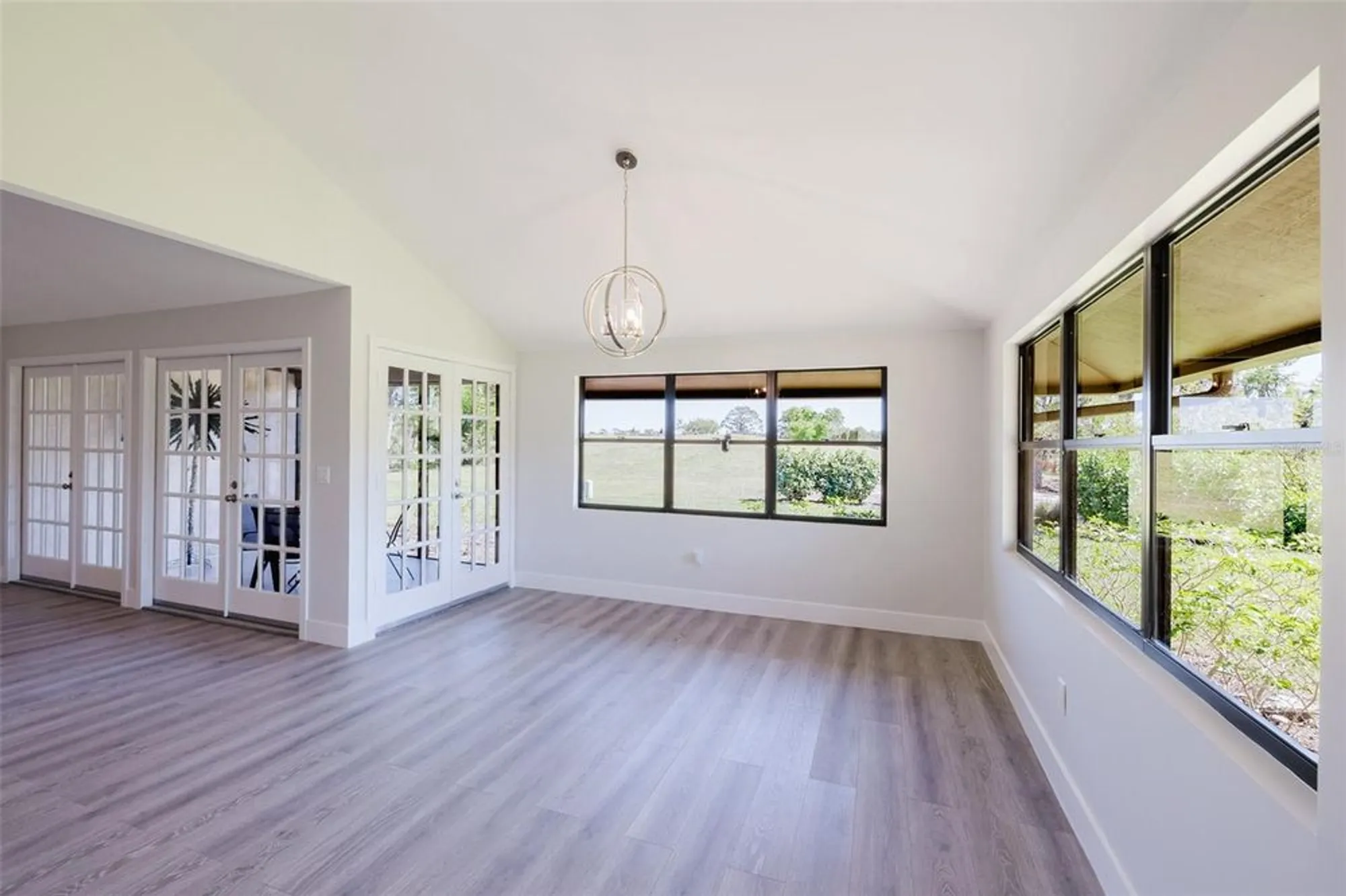 Property Slideshow image 24 of 53 | 5604 doral dr, Sarasota, FL, 34243